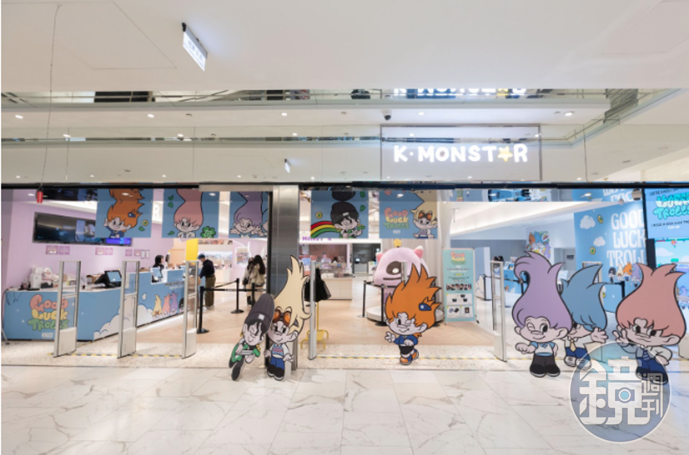 K-MONSTAR位於微風南山的門市占地450坪，內部分成許多不同空間。