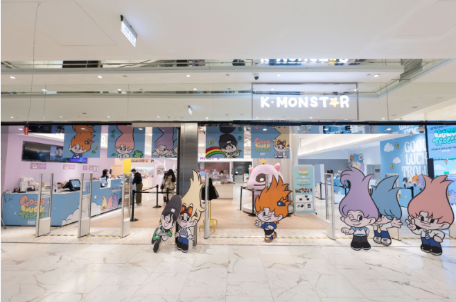 K-MONSTAR位於微風南山的門市占地450坪，內部分成許多不同空間。