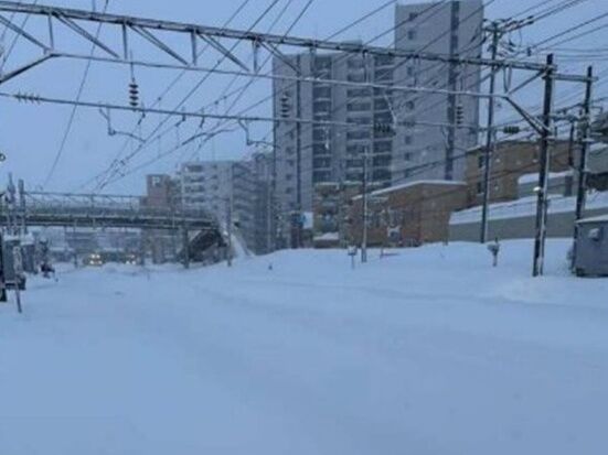 JR北海道發布公告，為了進行軌道清雪作業，今日、明日21時起全面停駛所有往返札幌站的列車。（翻攝自JR北海道官網）