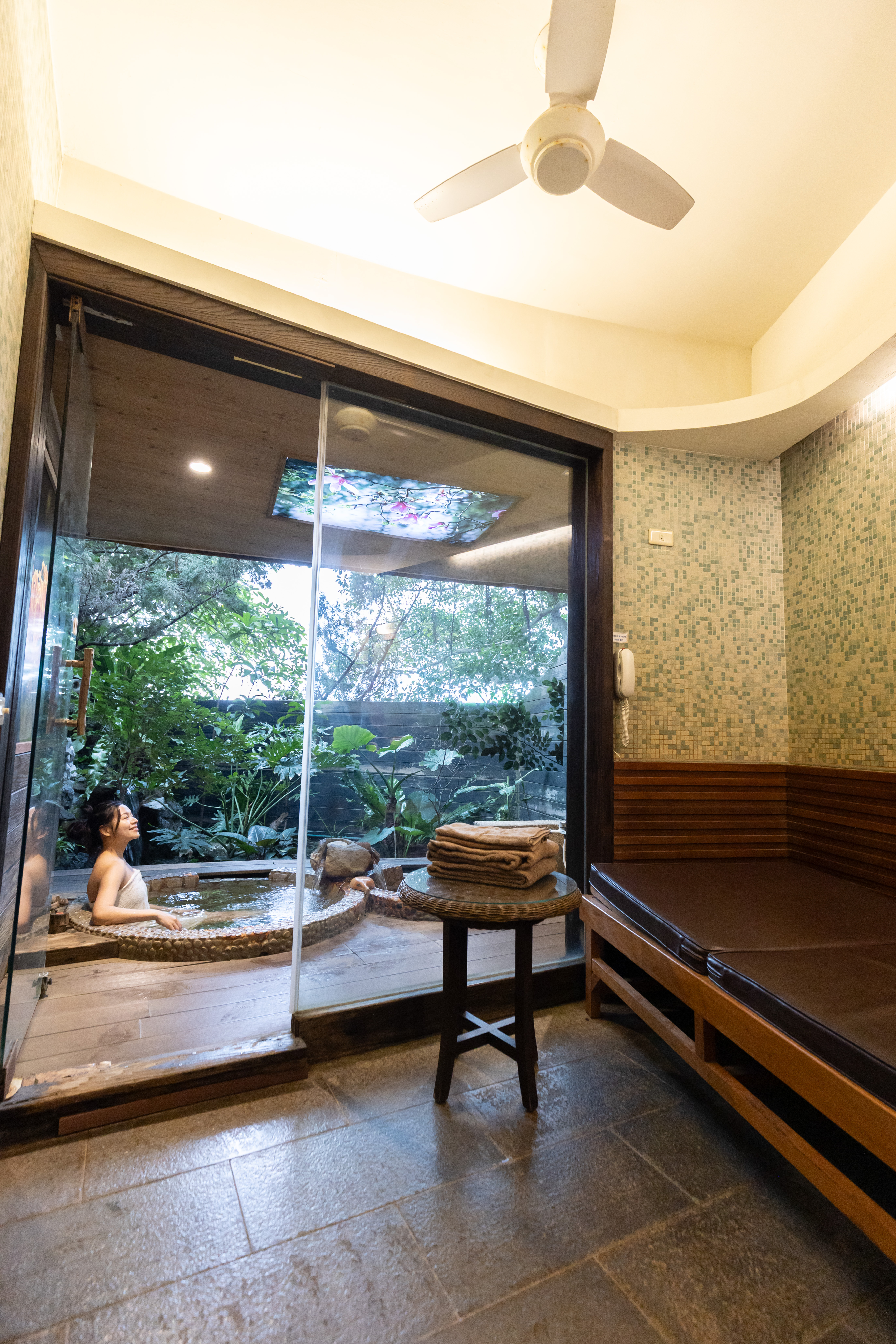 「雙人湯屋」提供各式房型,擁有植栽造景的半露天「北海風情湯屋」,共有冷熱兩個泉池。