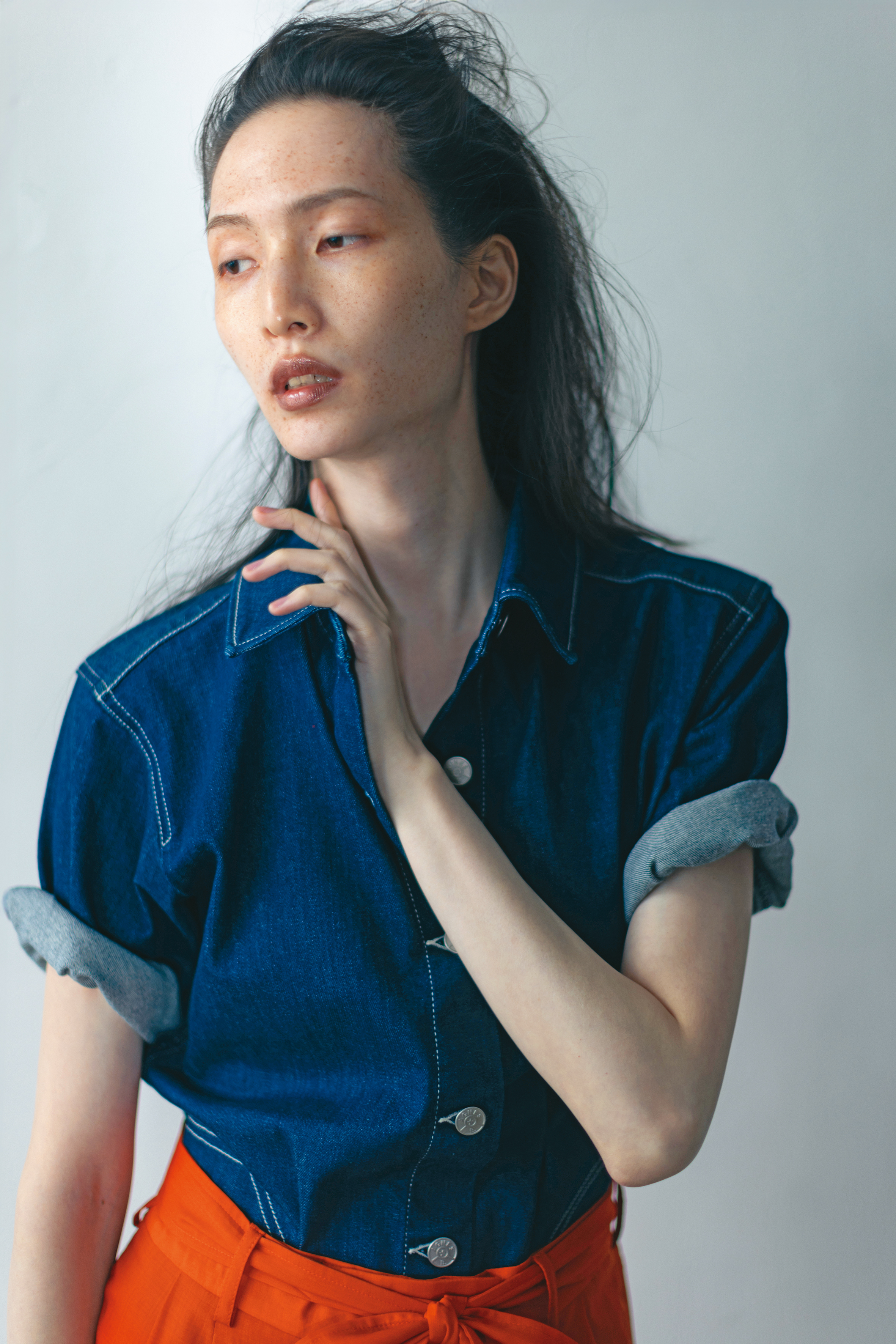 丹寧襯衫 價格店洽 by agnès b.;橘紅色長褲 NT$43,500 by Ferragamo。