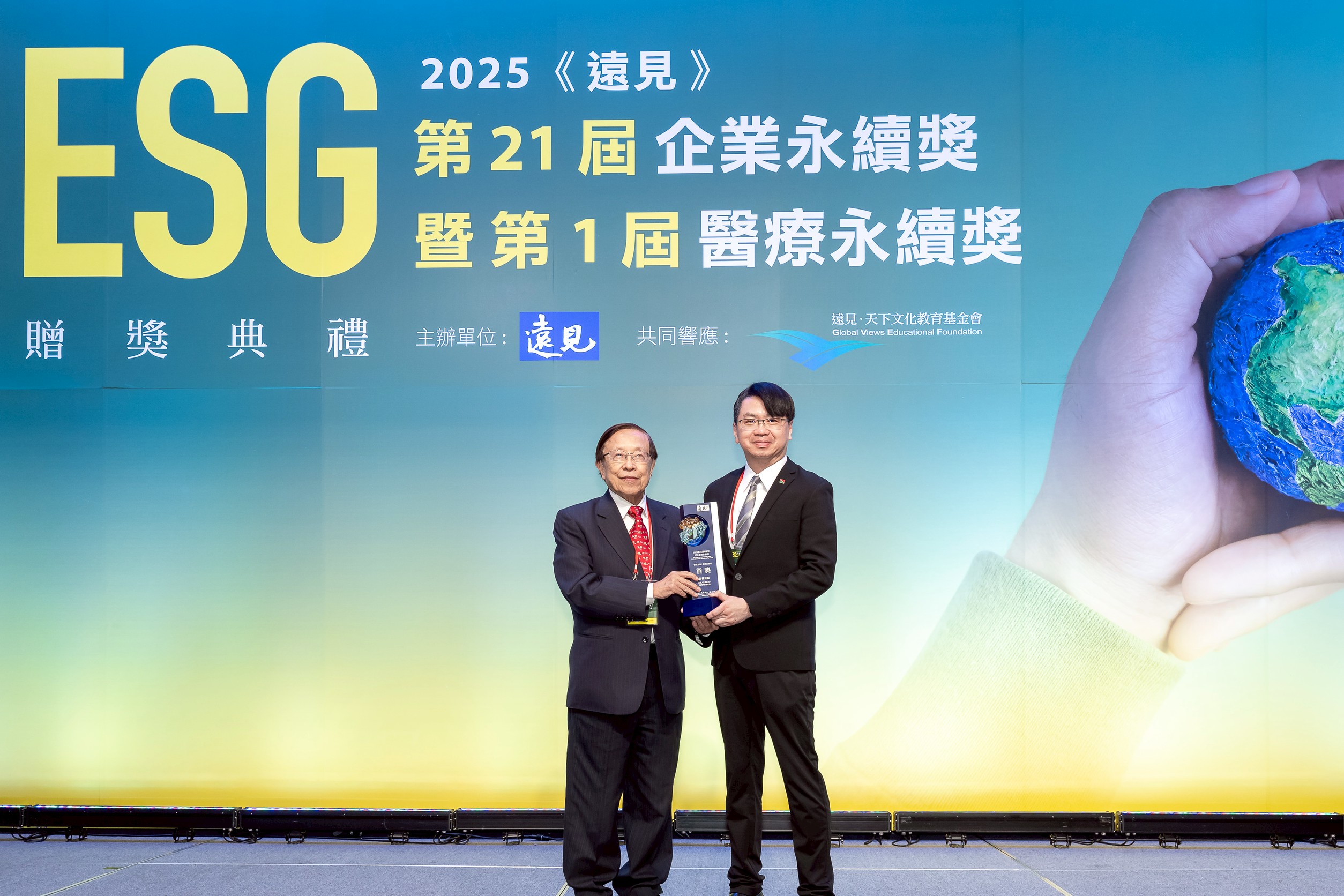 信義房屋獲遠見ESG企業永續獎三項大獎肯定,更憑藉「啟動人生續航力 銀閃閃服務計畫」獲「樂齡友善組」傑出方案首獎,以「幸福感極大化,照顧負擔極小化」為宗旨,鼓勵長者主動參與生活設計與社會貢獻。信義房屋由副總經理信泓浚代表領獎。(信義房屋提供)