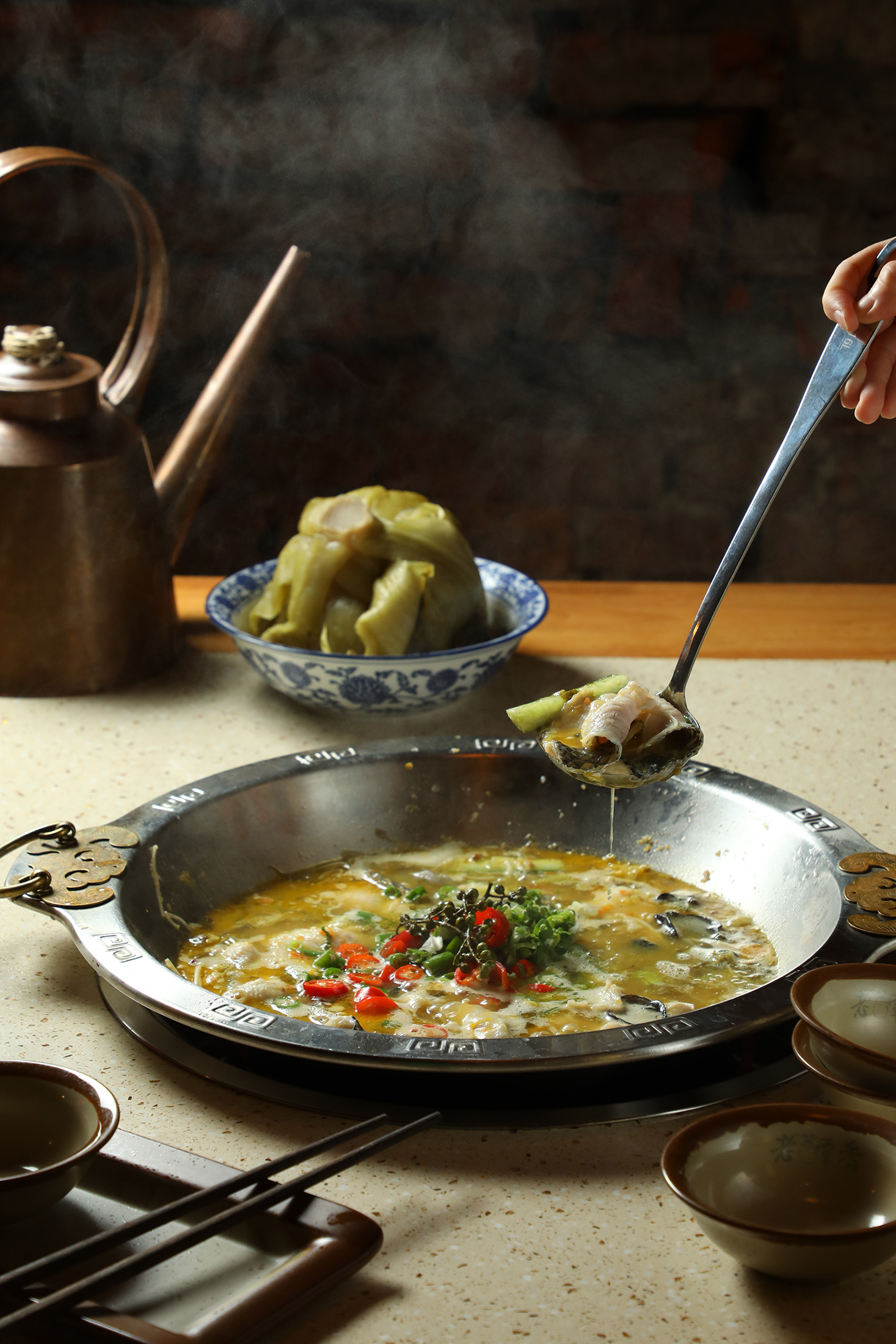 「金湯酸菜魚」起鍋前會以熱油熗乾辣椒,增加香氣與風味。(980元/中份)