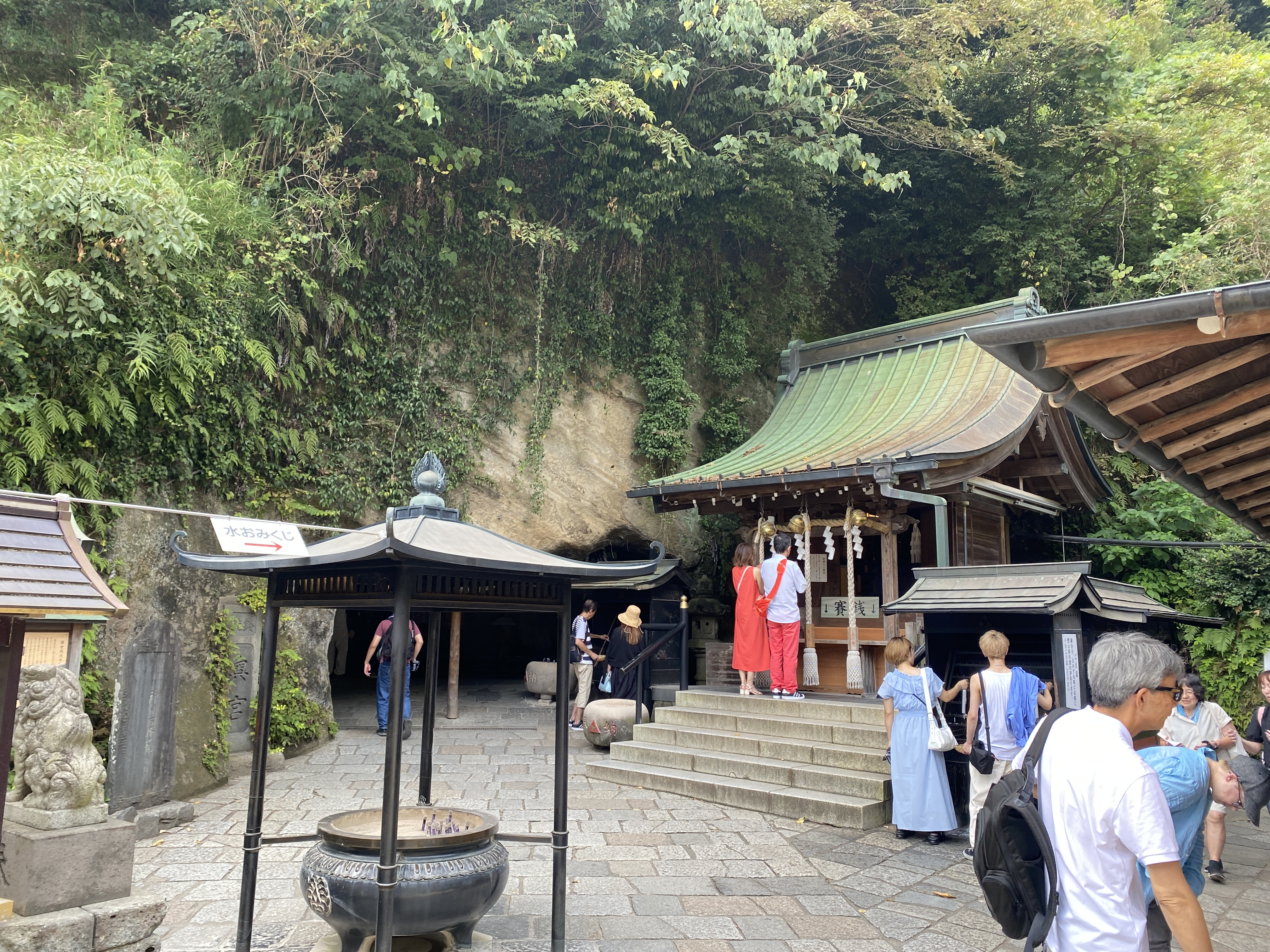 點完線香和蠟燭後，到本社（圖中）參拜。