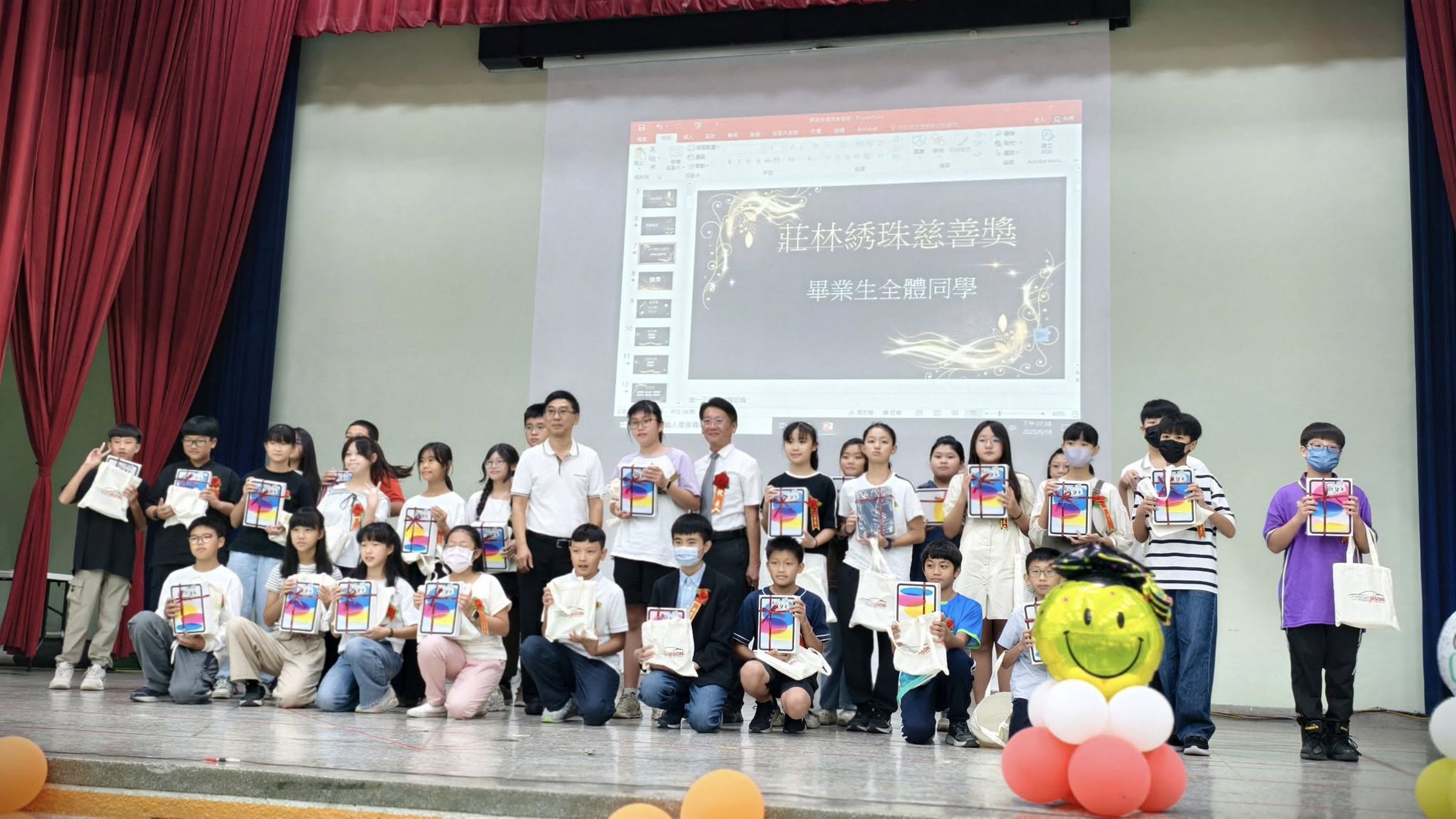 里港鄉有慈善團體大手筆,發放全鄉每位國小畢業生「1人1台iPad」。不料卻傳出有人剛領到這份畢業禮,才出校門就被偷了。(翻攝自鄉長徐國銘臉書)