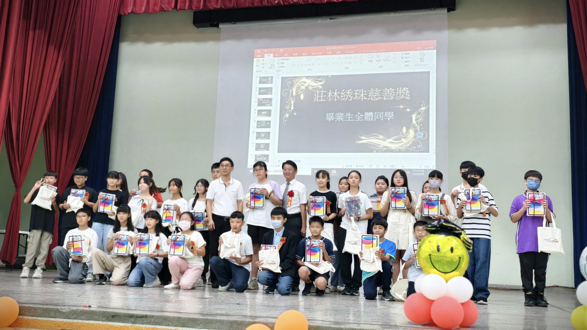 里港鄉有慈善團體大手筆，發放全鄉每位國小畢業生「1人1台iPad」。不料卻傳出有人剛領到這份畢業禮，才出校門就被偷了。（翻攝自鄉長徐國銘臉書）