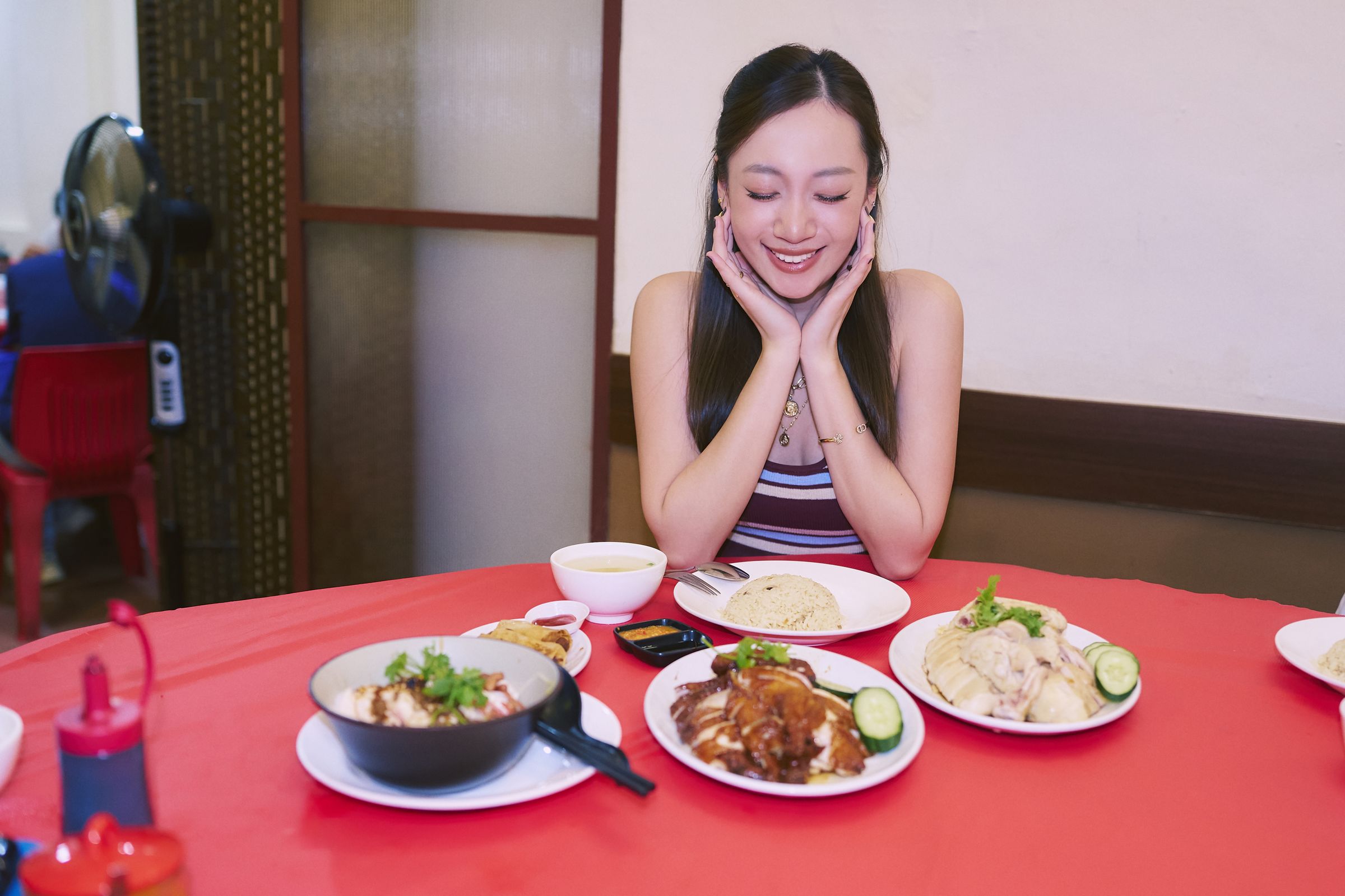 Julia吳卓源在新加坡嘗到道地的海南雞飯,讓她直呼過癮。 (圖/華研國際提供)