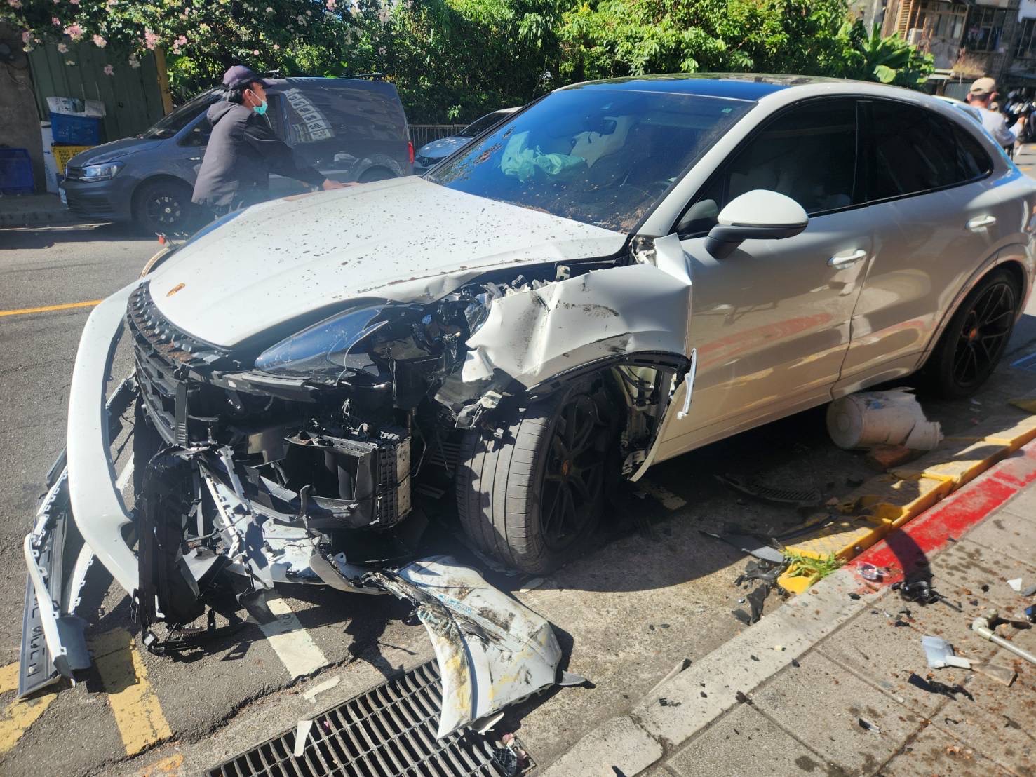 為閃小狗撞毀的保時捷。（警方提供）