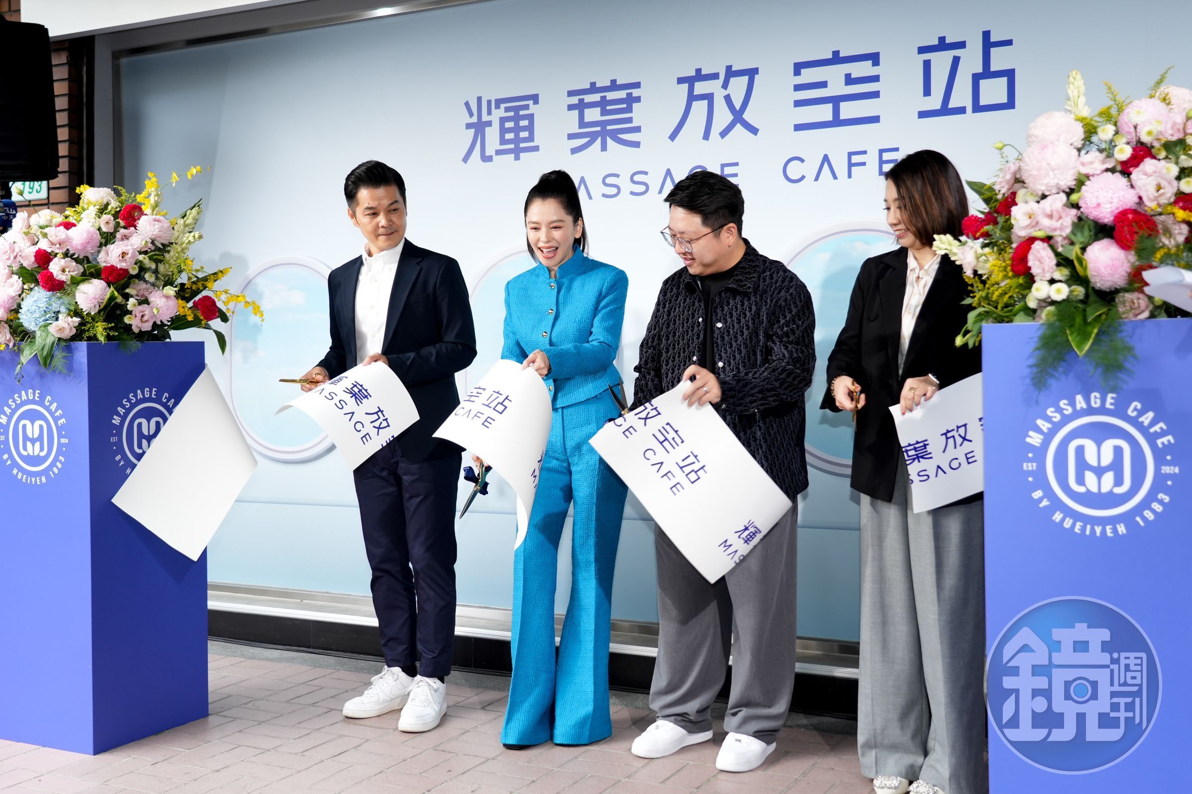 身為按摩椅代言人的徐若瑄與品牌高層，為結合頂級按摩椅服務與精品咖啡的「放空站」剪綵，祝賀新站成立。