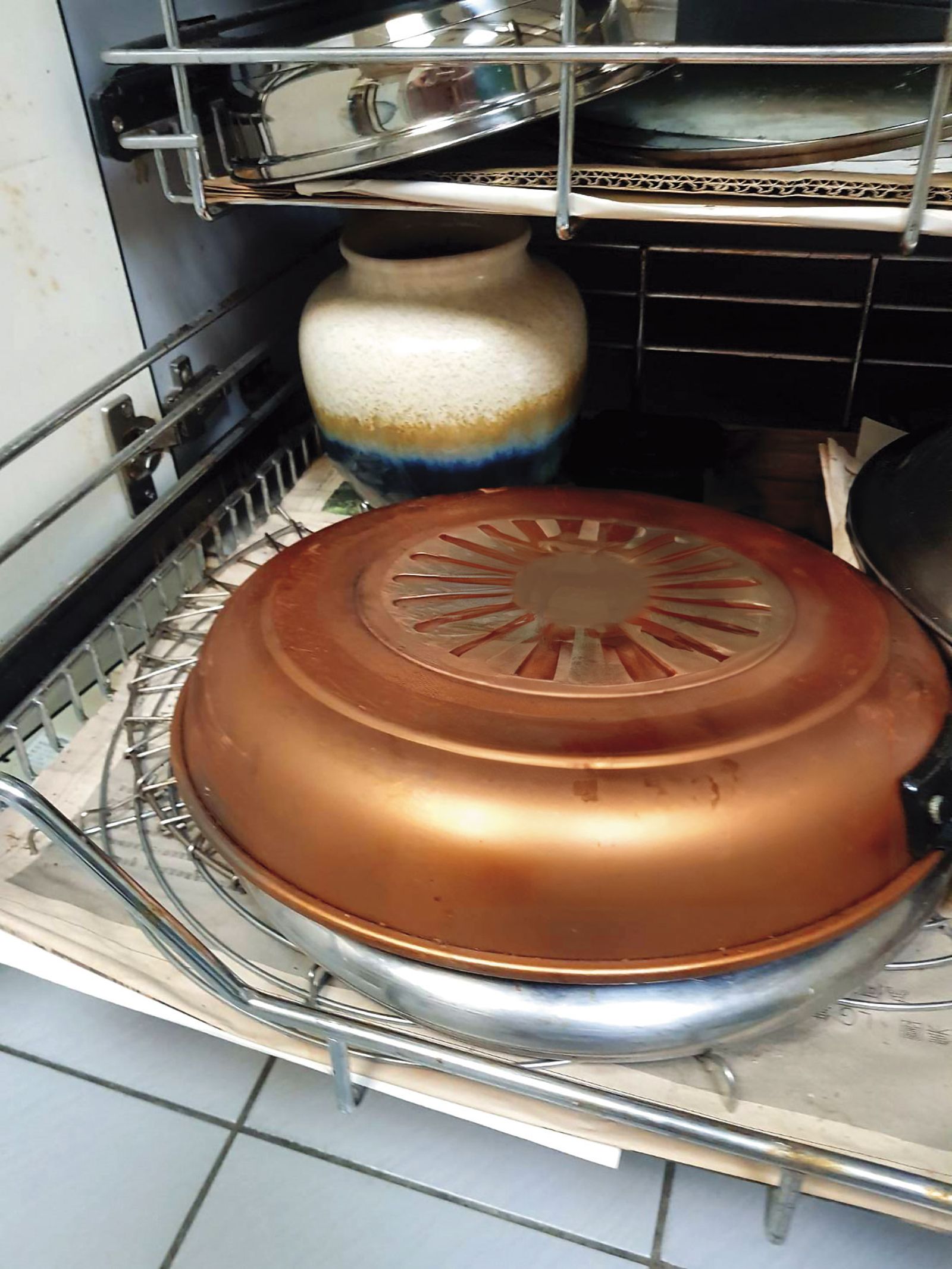 小馬哥哥在老家櫥櫃深處發現瓷甕，詢問專家才知可能是養小鬼的邪術。（讀者提供）