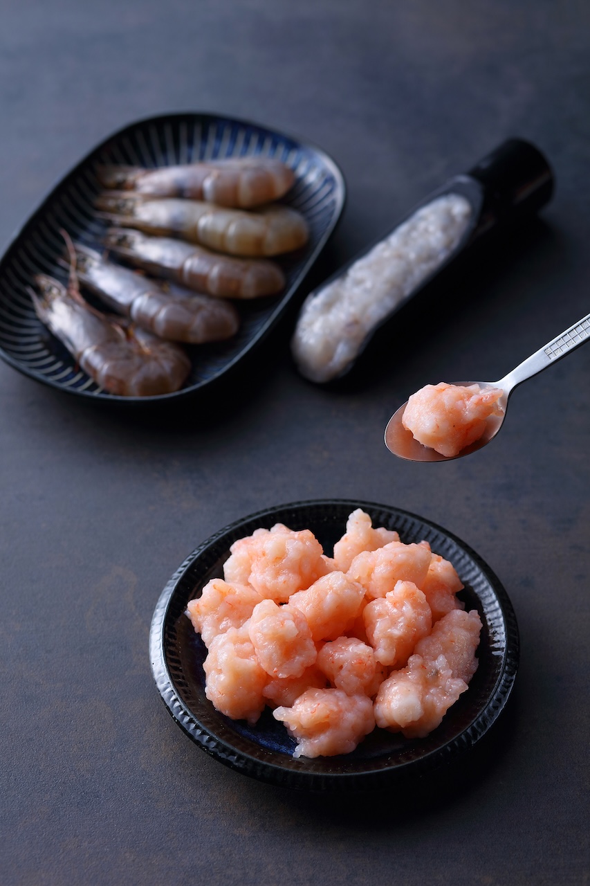 老饕推薦加點的「完美蝦滑」吃得到鮮蝦的彈牙鮮美，點餐後由廚房現煮入盤盆。（168元／份）