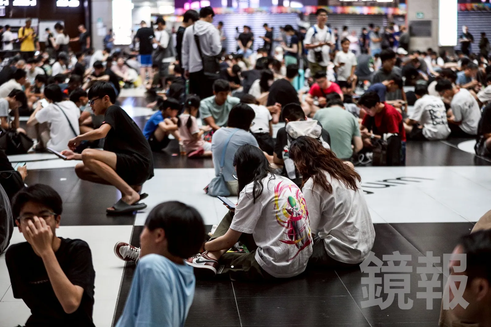 北車大廳、走道聚集大批《Pokémon GO》玩家。（鏡報提供，攝影鄒保祥）