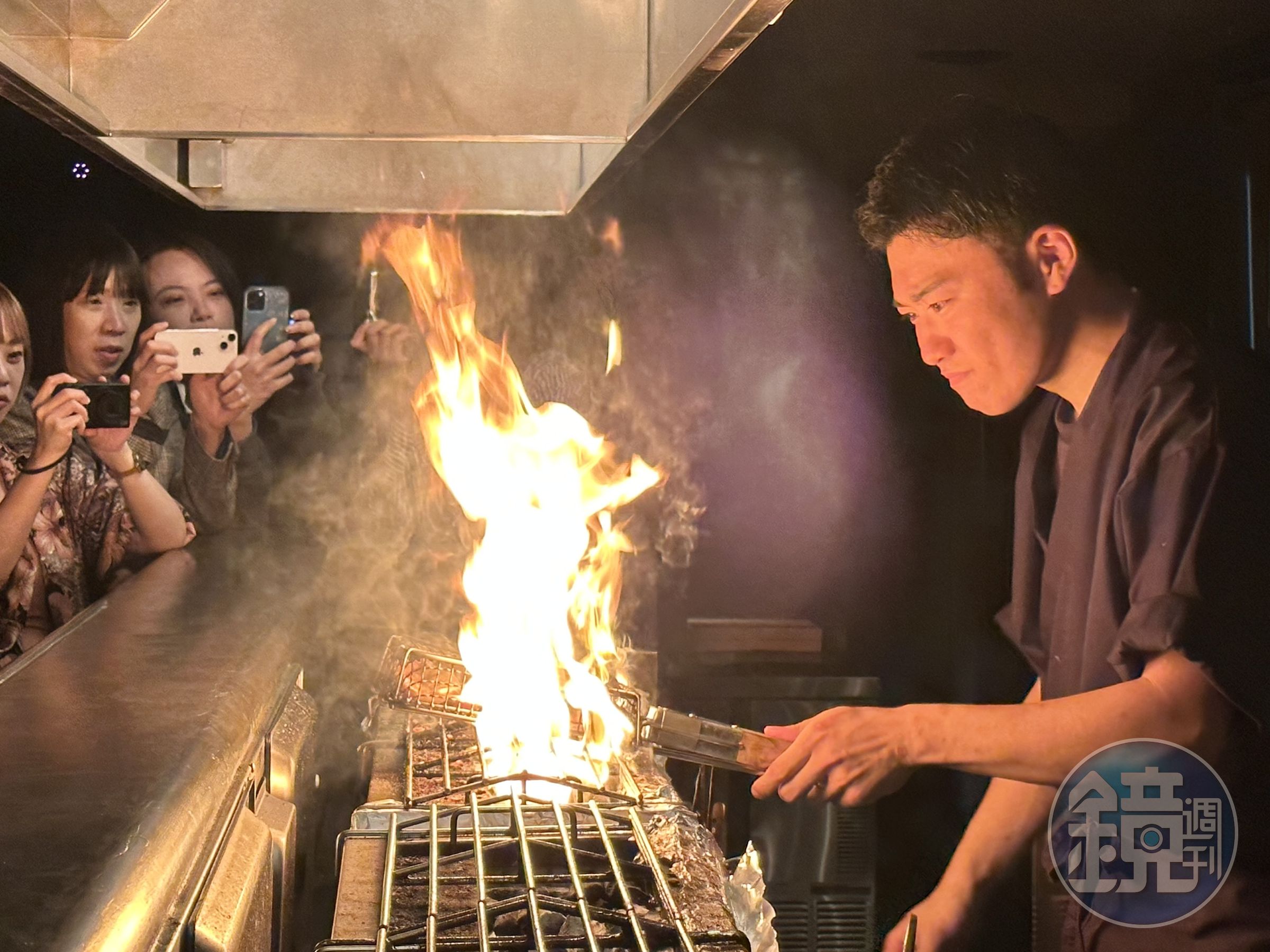 「籠燒」是九州鄉土料理作法,目的是為了讓炭香圍繞著雞肉。