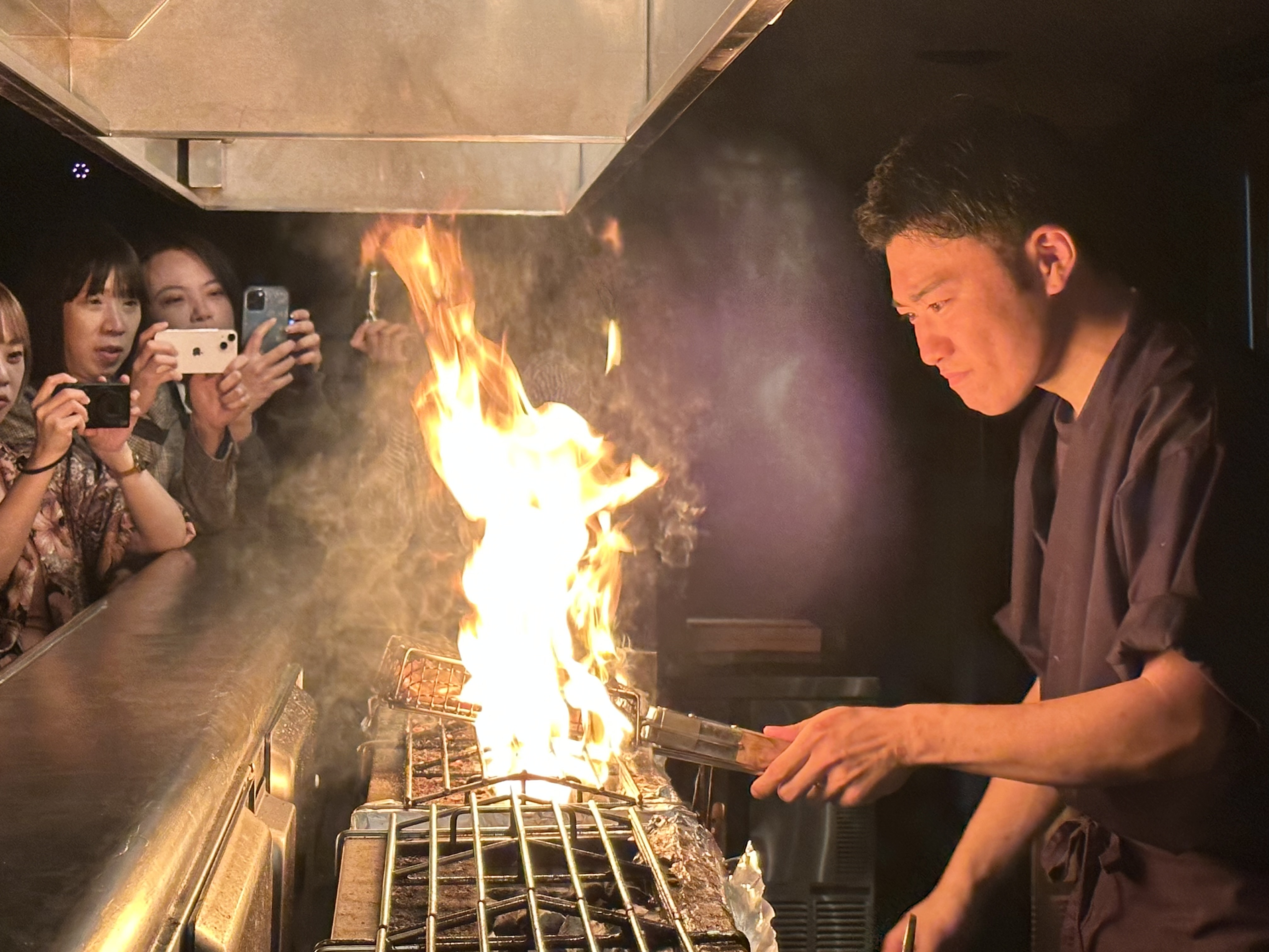 「籠燒」是九州鄉土料理作法,目的是為了讓炭香圍繞著雞肉。