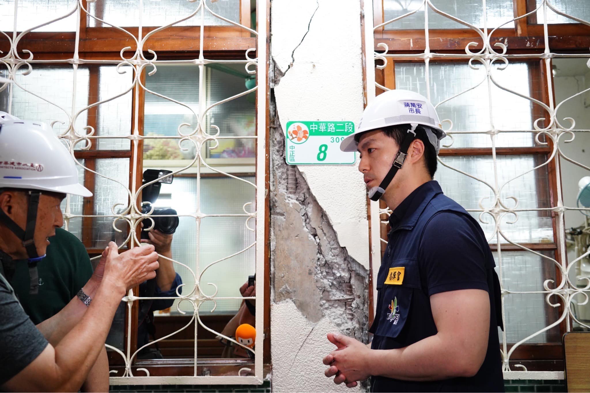 台北市長蔣萬安表示，要求各區公所配合建管處於今日完成紅、黃單建物巡查。（翻攝自臉書@蔣萬安）