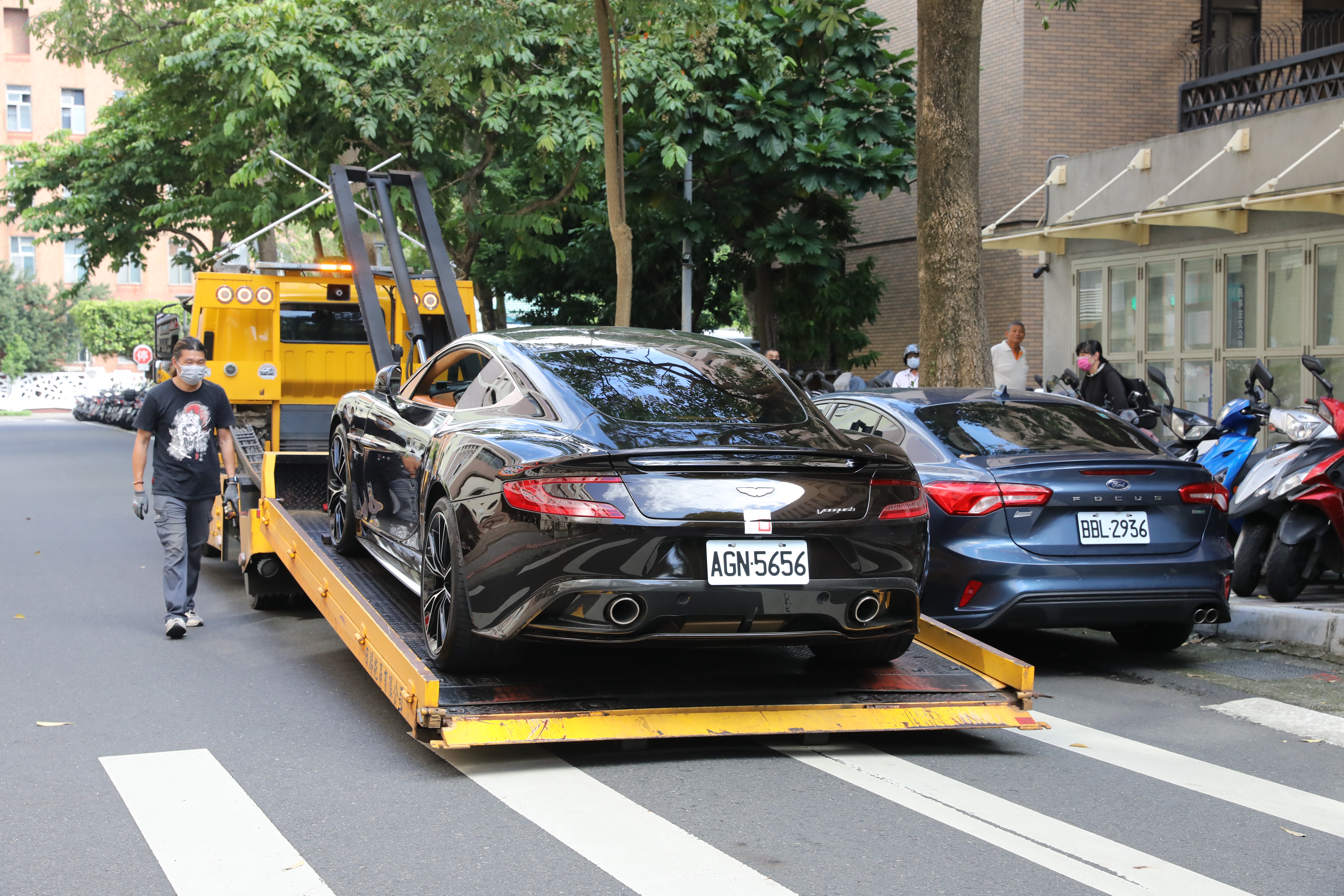 法院拍賣汪小菲與大S昔日的ASTON MARTIN愛車，未達底價流標。