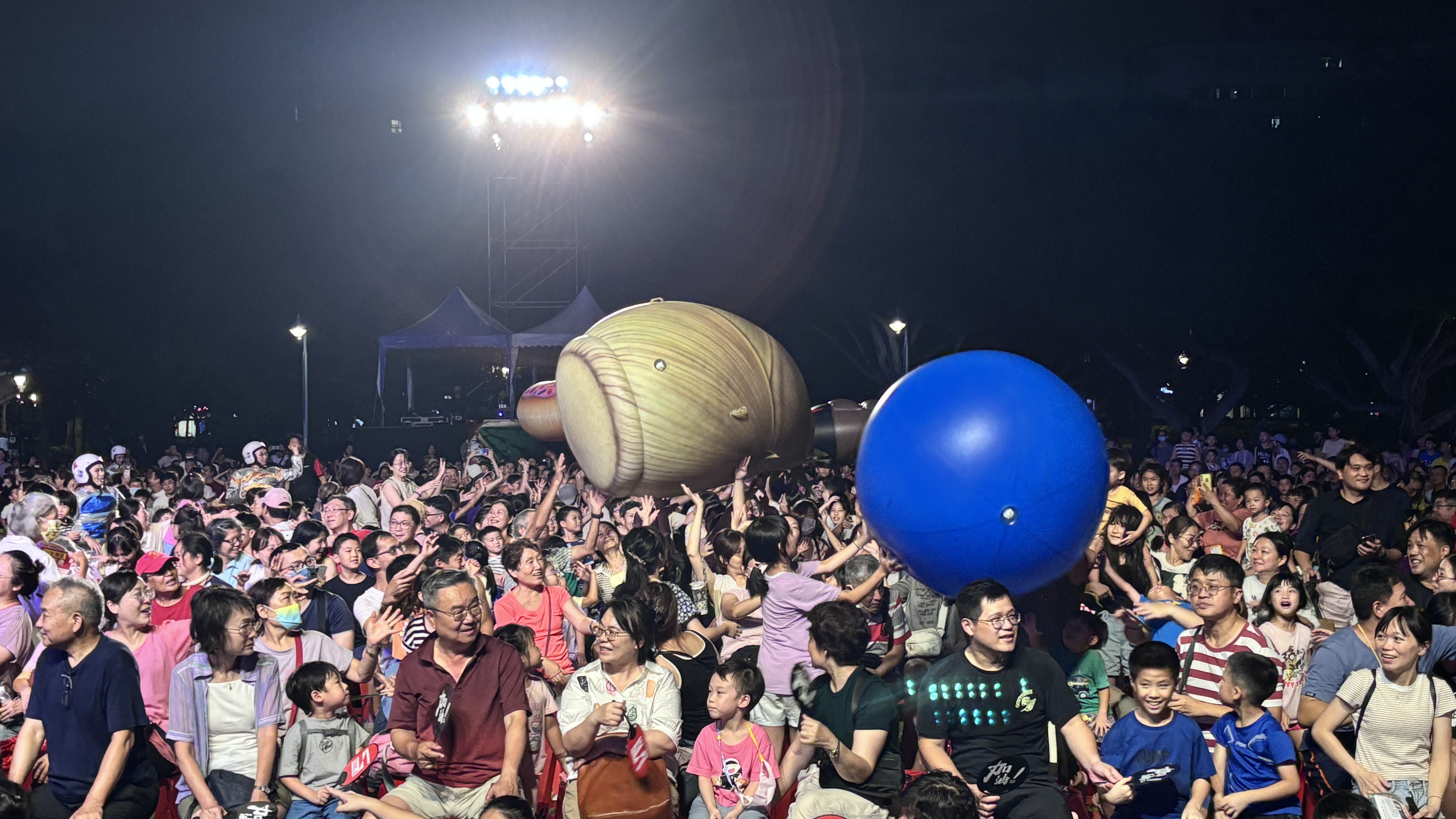 《台灣幻想曲》融合在地文化與奇幻元素，大小朋友看了都投入其中。（紙風車劇團提供）