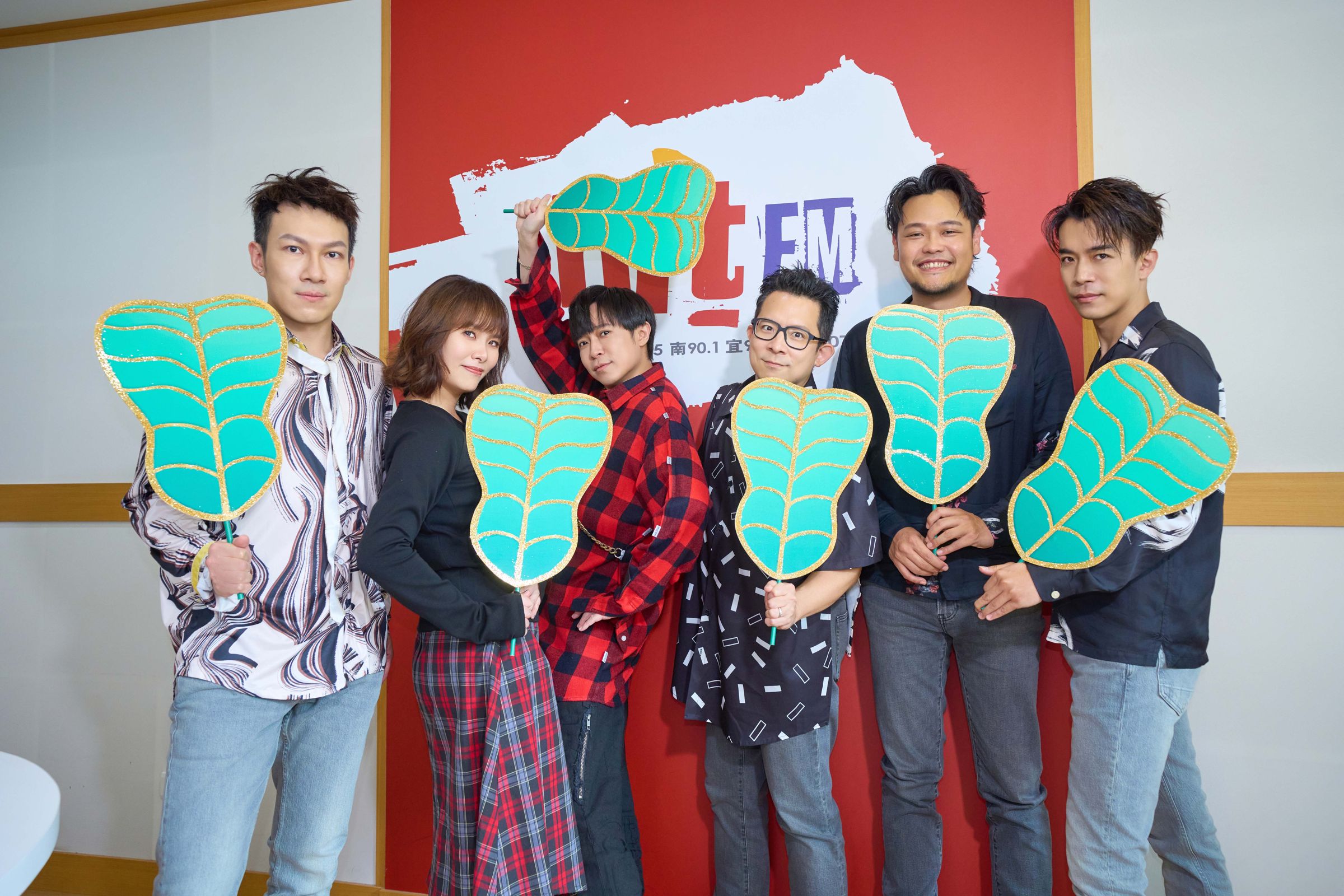 Hit Fm電台送給蘇打綠六位團員一人一把「芭蕉扇」。(Hit Fm聯播網提供)