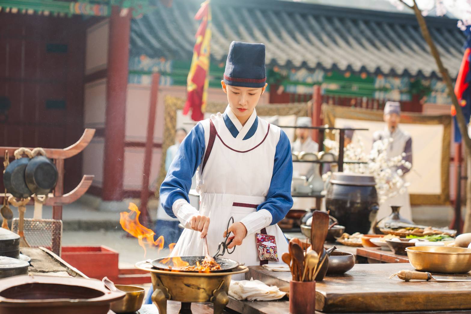 潤娥穿越時空回到過去，成為挑嘴君王的廚師。（Netflix提供）