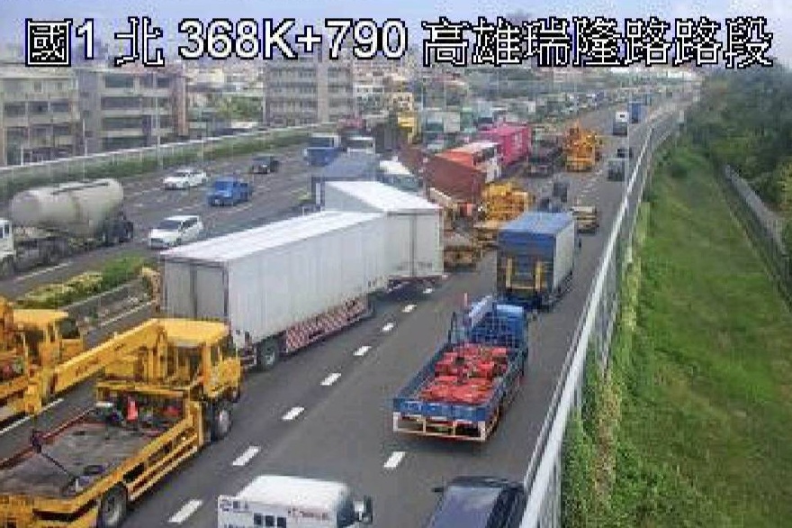 國道1號369公里處高雄瑞隆路段，今日上午傳出大型車追撞事故，現場貨櫃車、遊覽車和拖板車撞成一團，車流嚴重回堵。（翻攝國道即時路況）
