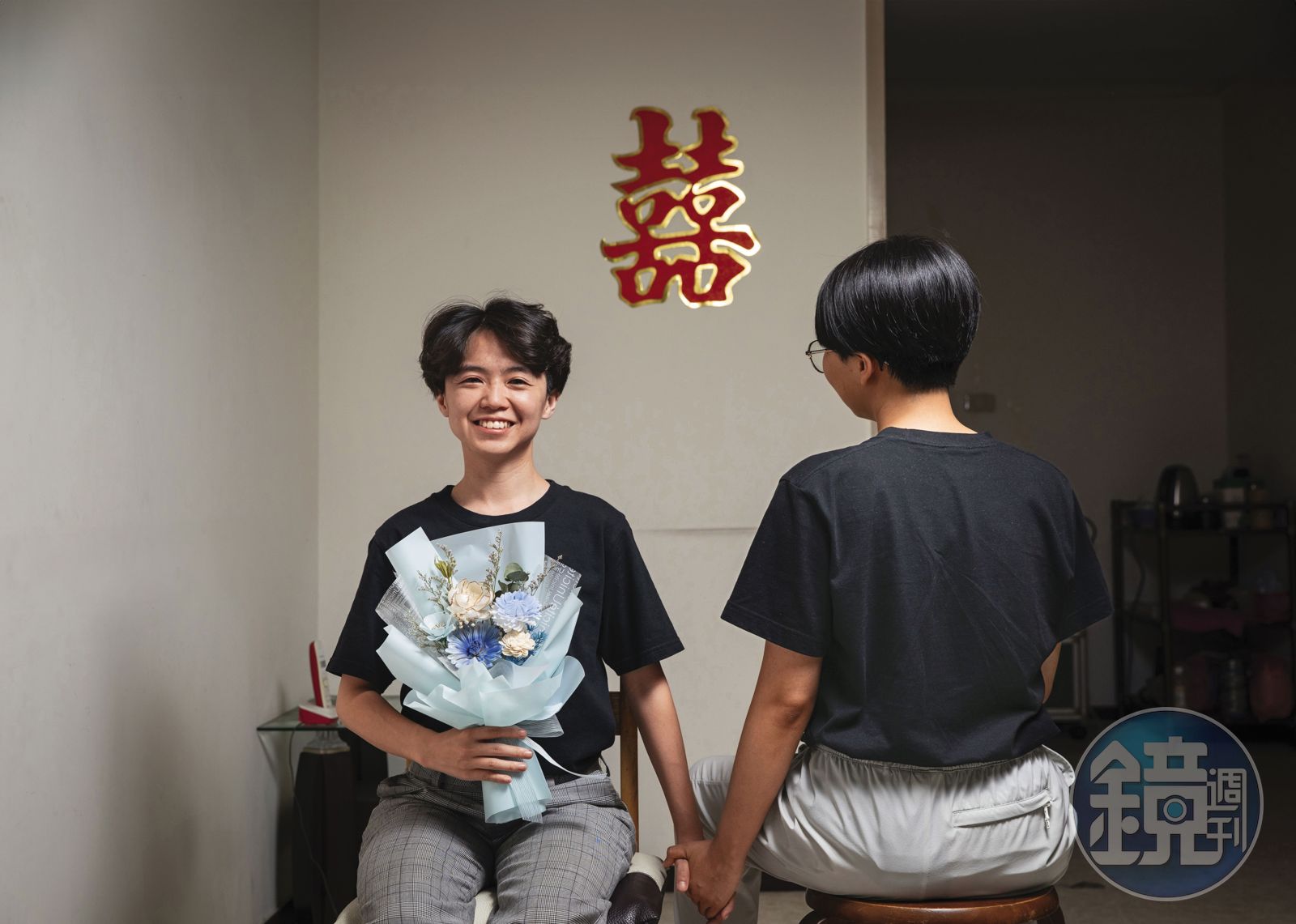 蔡佳樺（左）與Vicky（右）今年1月飛往塞班島結婚，5月在台灣登記結婚。（圖／鏡週刊提供）