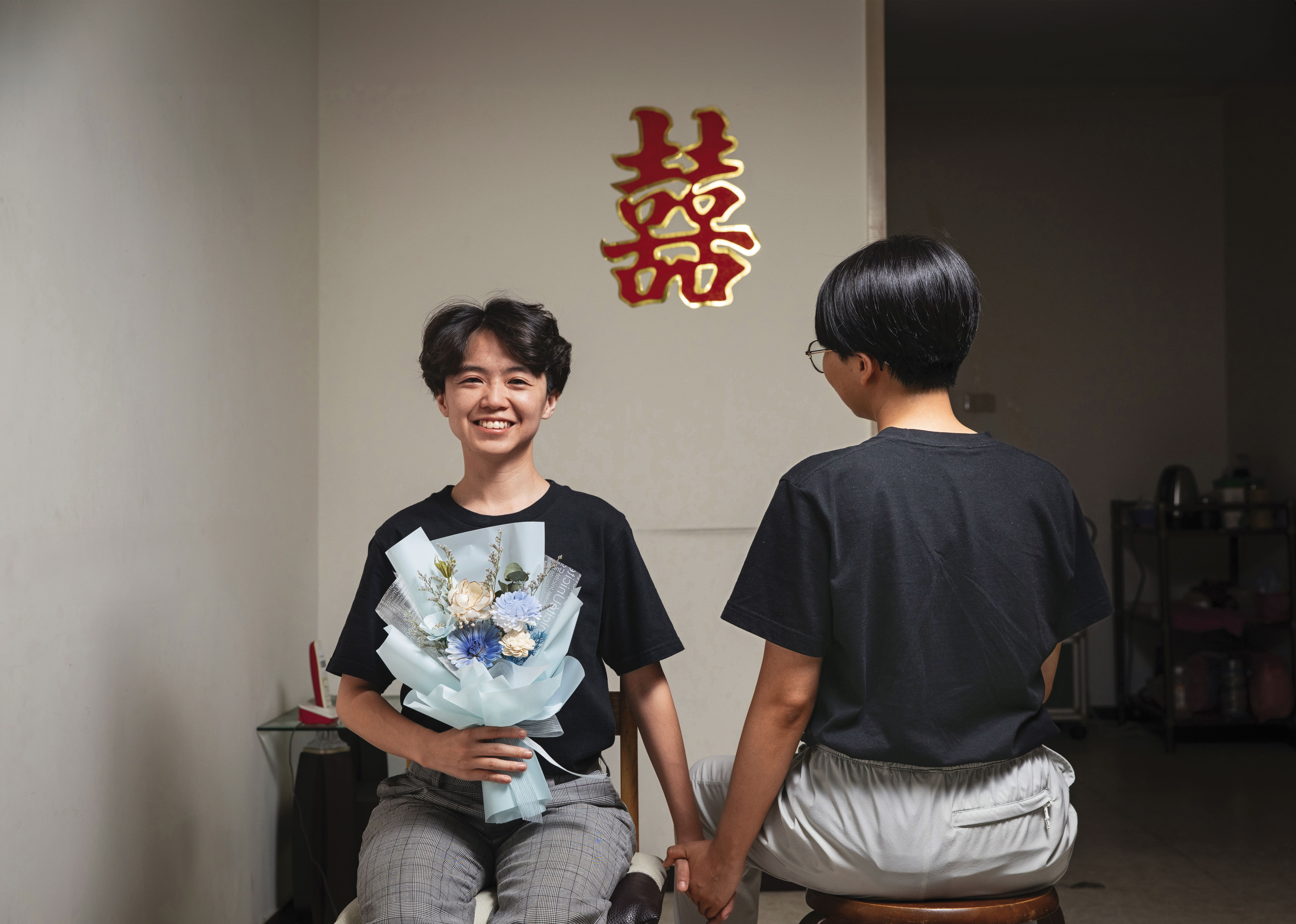 蔡佳樺（左）與Vicky（右）今年1月飛往塞班島結婚，5月在台灣登記結婚。