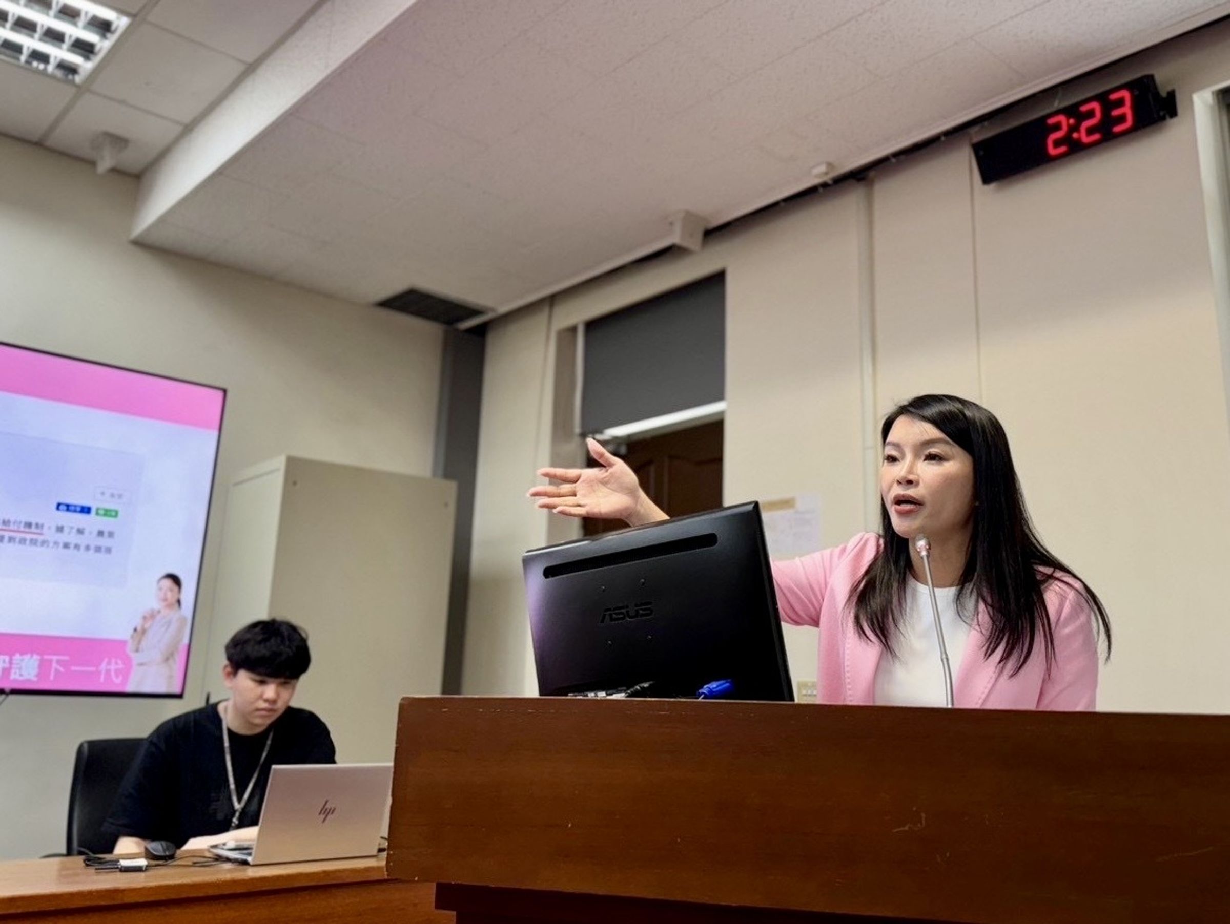 張嘉郡抨擊農業部未依立院決議編列提高公糧收購價格預算,簡直把基層農民當成政策推行的實驗品。(國民黨立委張嘉郡辦公室提供)