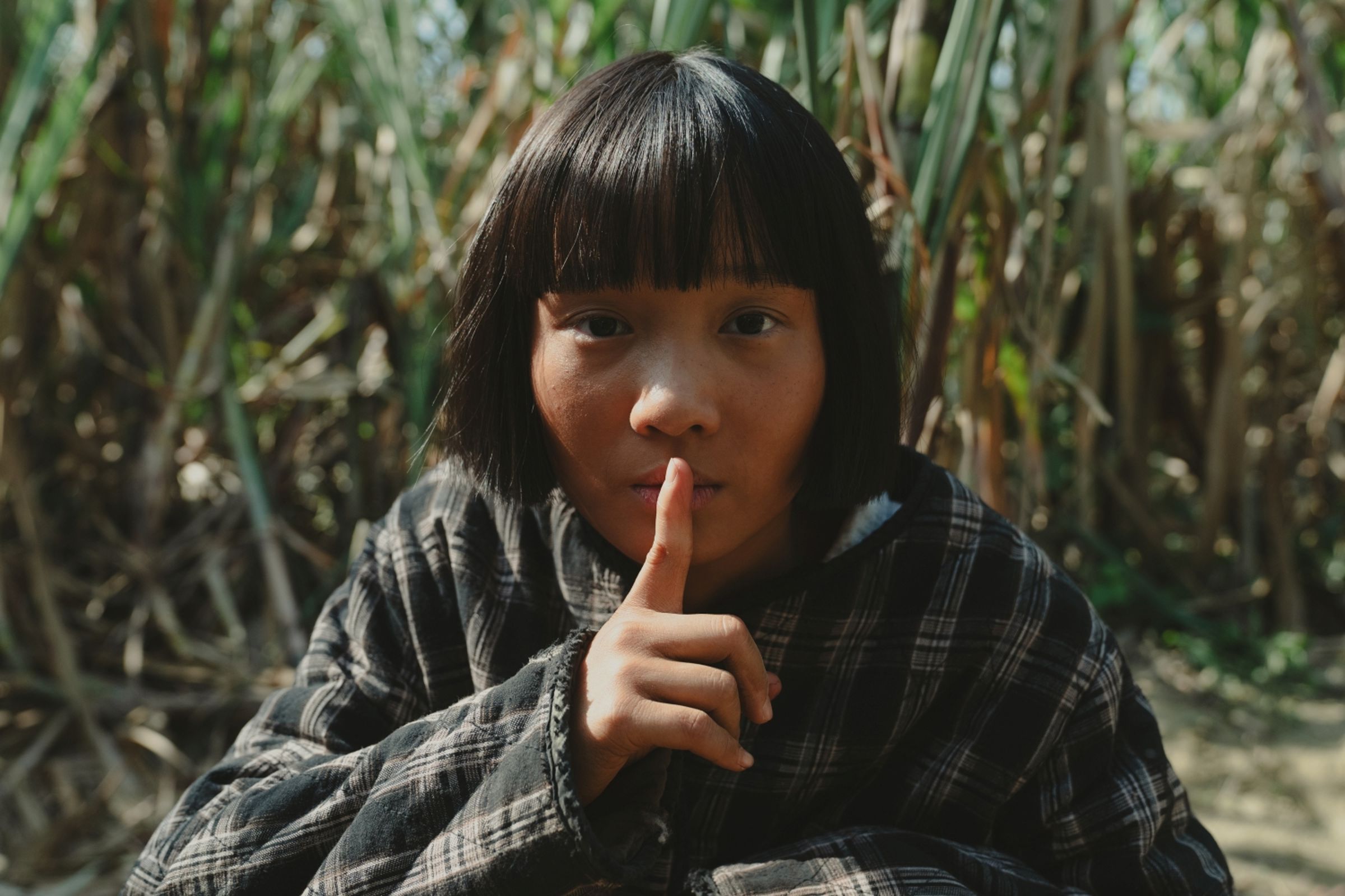 曾以《美國女孩》拿下金馬新人的方郁婷,在《大濛》頂著一頭短髮加黝黑皮膚演出鄉村少女。(華文創提供)
