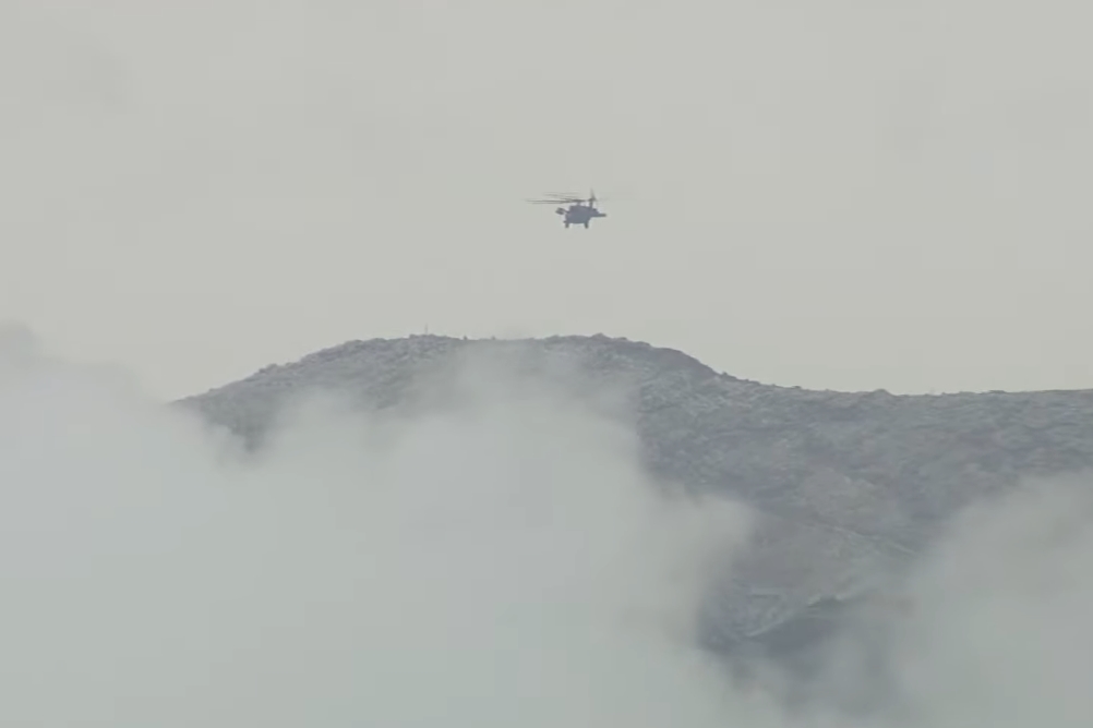阿蘇觀光直升機傳出失聯，目前日本警消正集中於火山口周邊全力搜救中。（翻攝自RKK NEWS DIG YT）