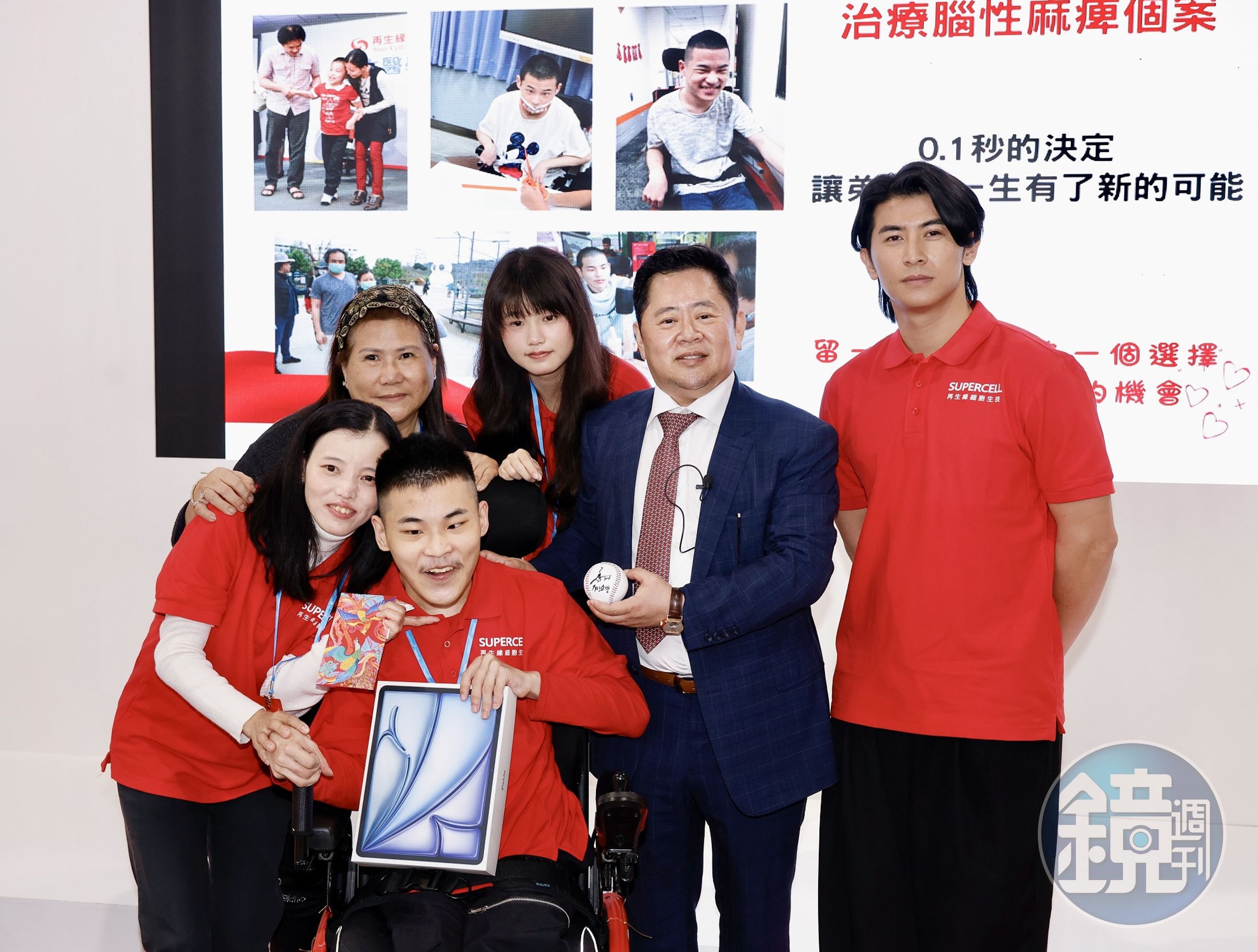 總裁石原智博與台灣隊長陳傑憲為今年20歲的王小弟送上成年禮。(攝影組)