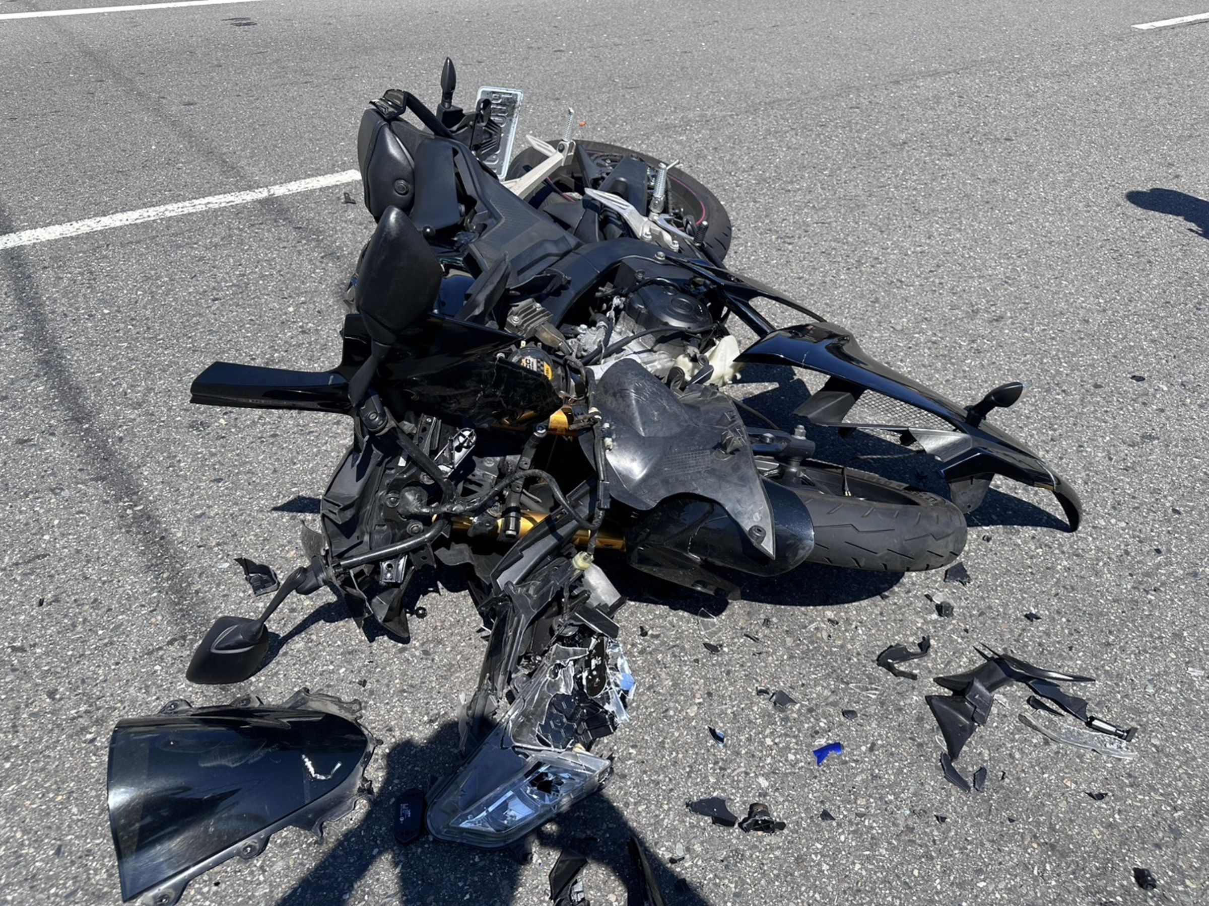 機車全毀畫面曝光。(警方提供)