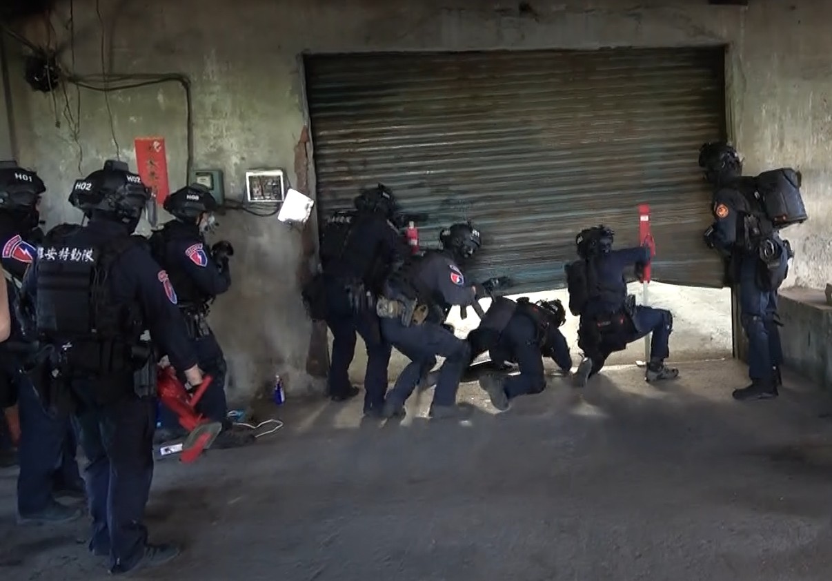 台中檢警攻檢超大型毒品工廠。（中打提供）