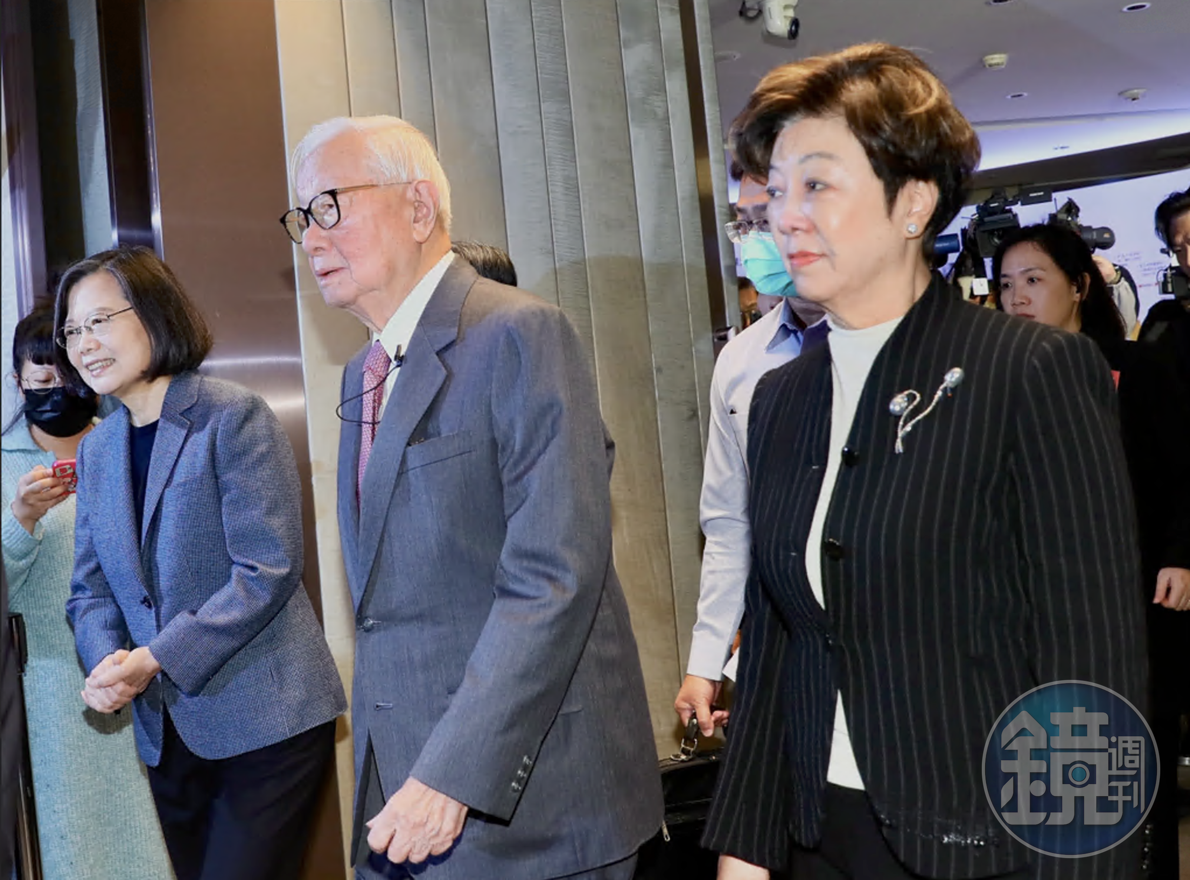 張忠謀出自傳下冊新書,前總統蔡英文應邀致詞。