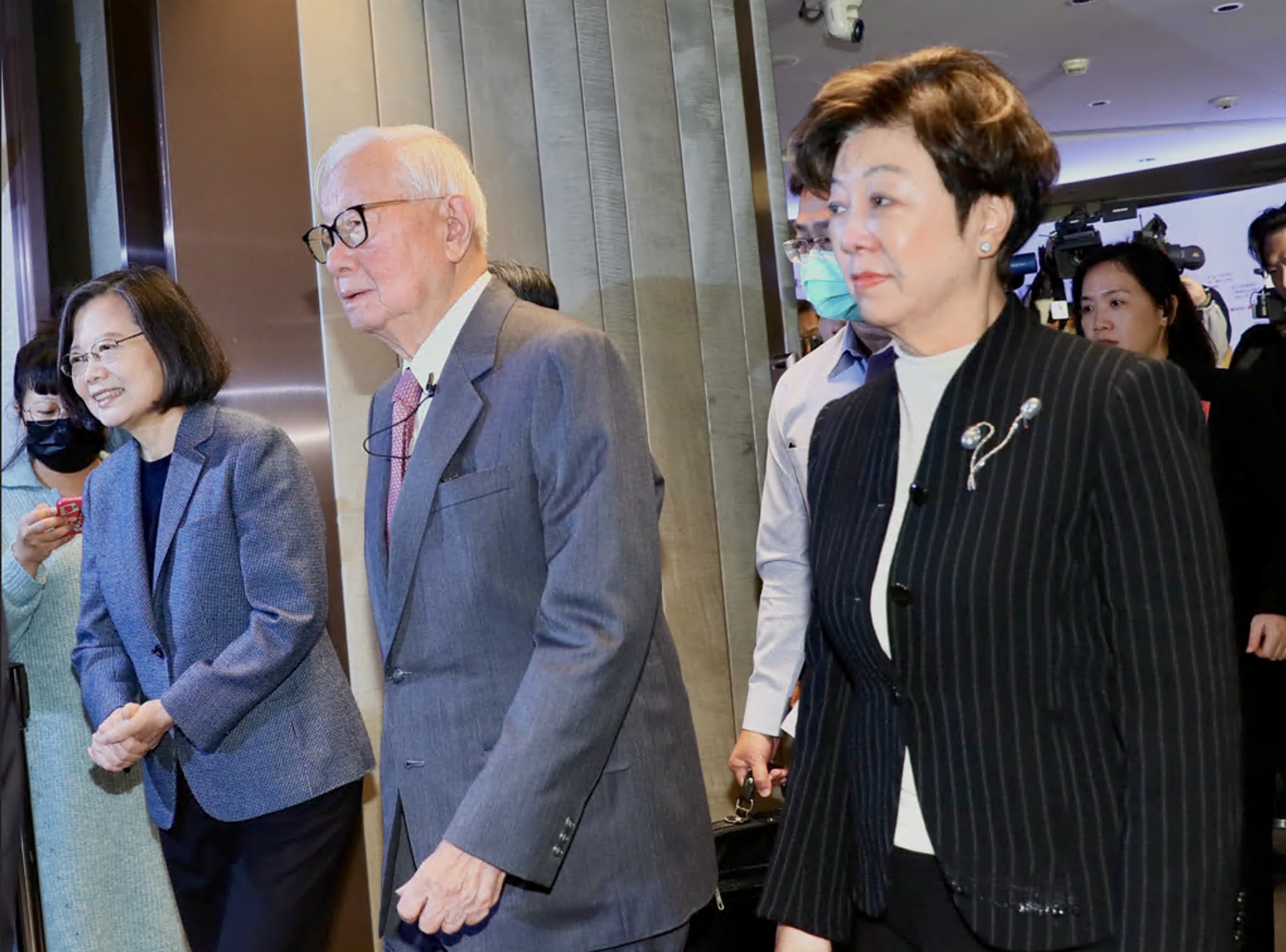 張忠謀出自傳下冊新書，前總統蔡英文應邀致詞。