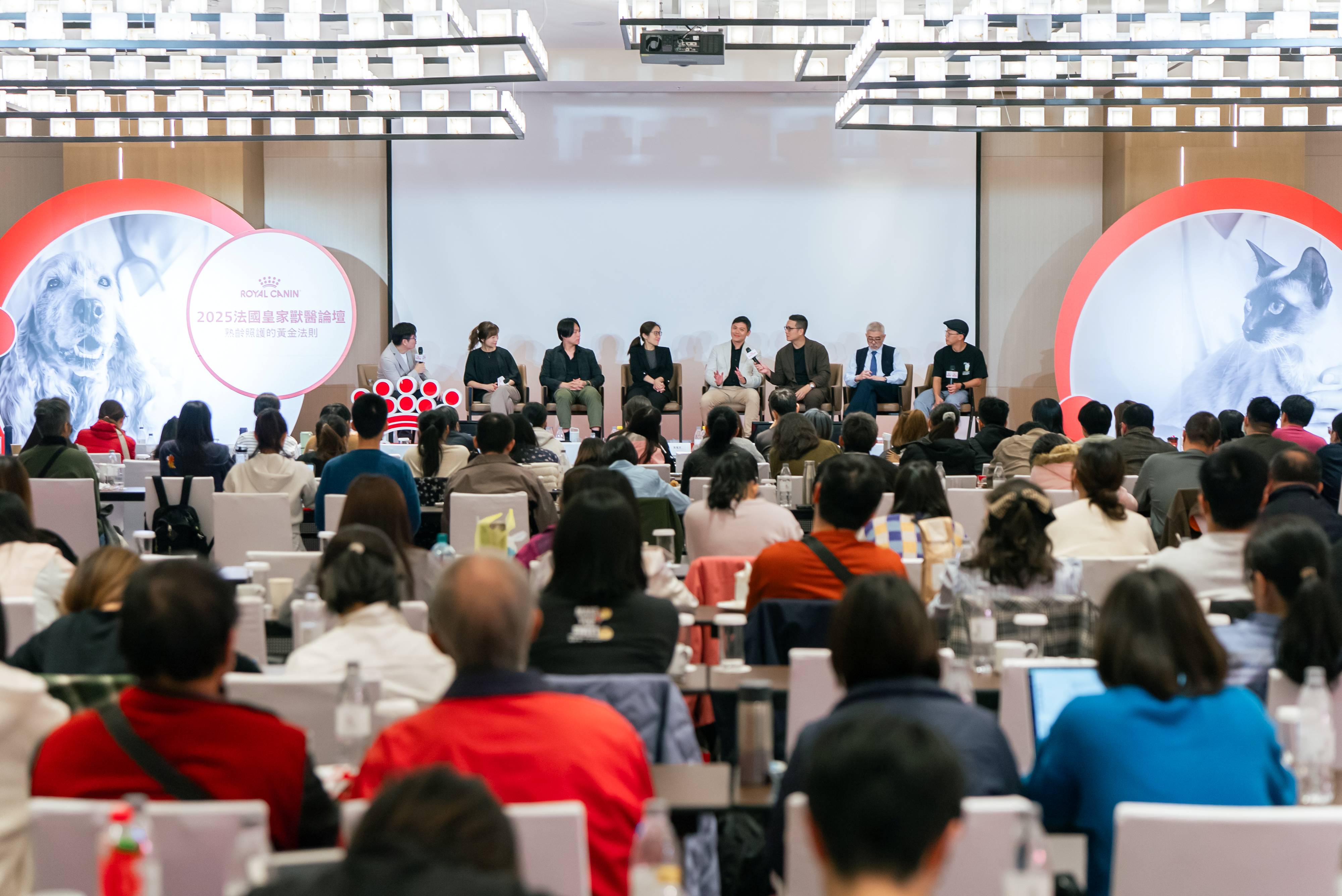 專家倡導飼主應及早為熟齡寵物建立預防醫學思維，透過定期健檢與精準營養，提供最適切的健康管理。（法國皇家提供）