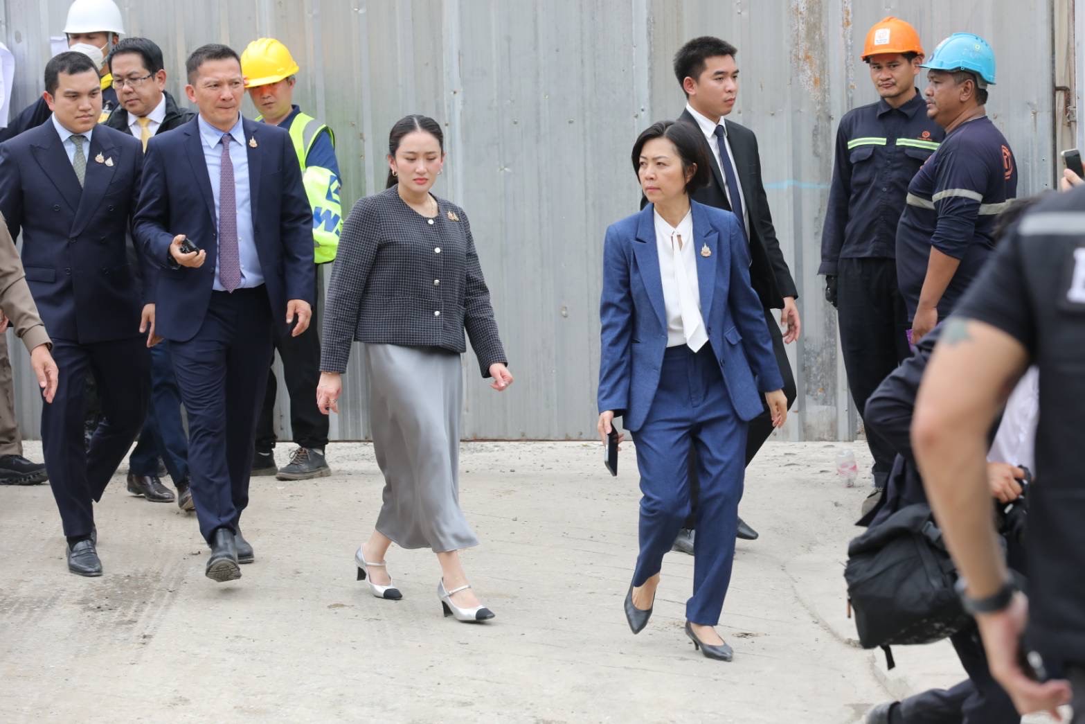 泰國總理貝東尼(中)赴曼谷審計部大樓災情現場視察。