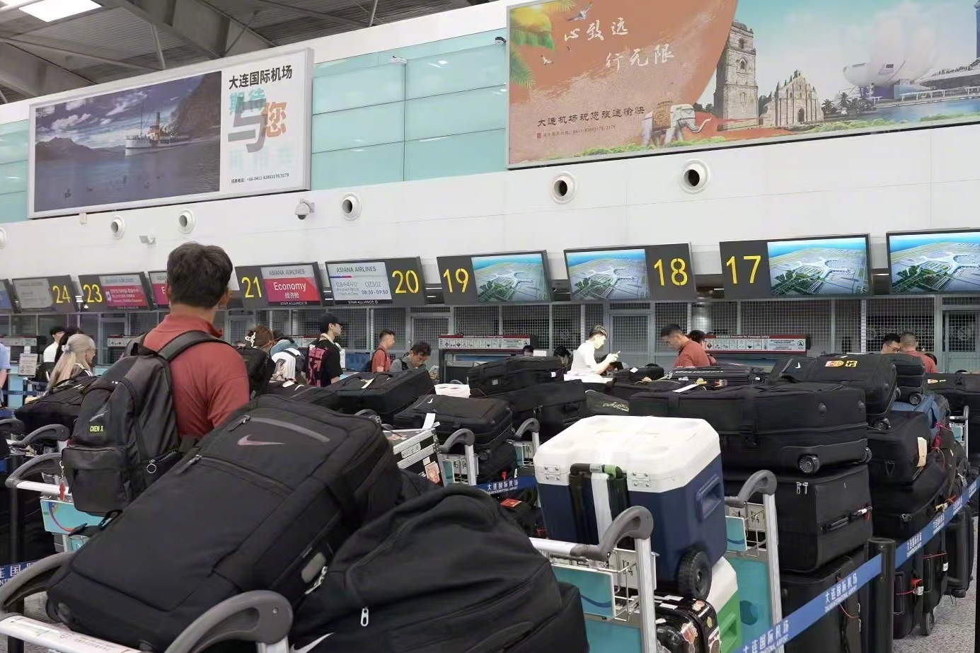 中國國足發文澄清，說明代表團共51人，托運行李140件。（翻攝自中國足球隊微博）