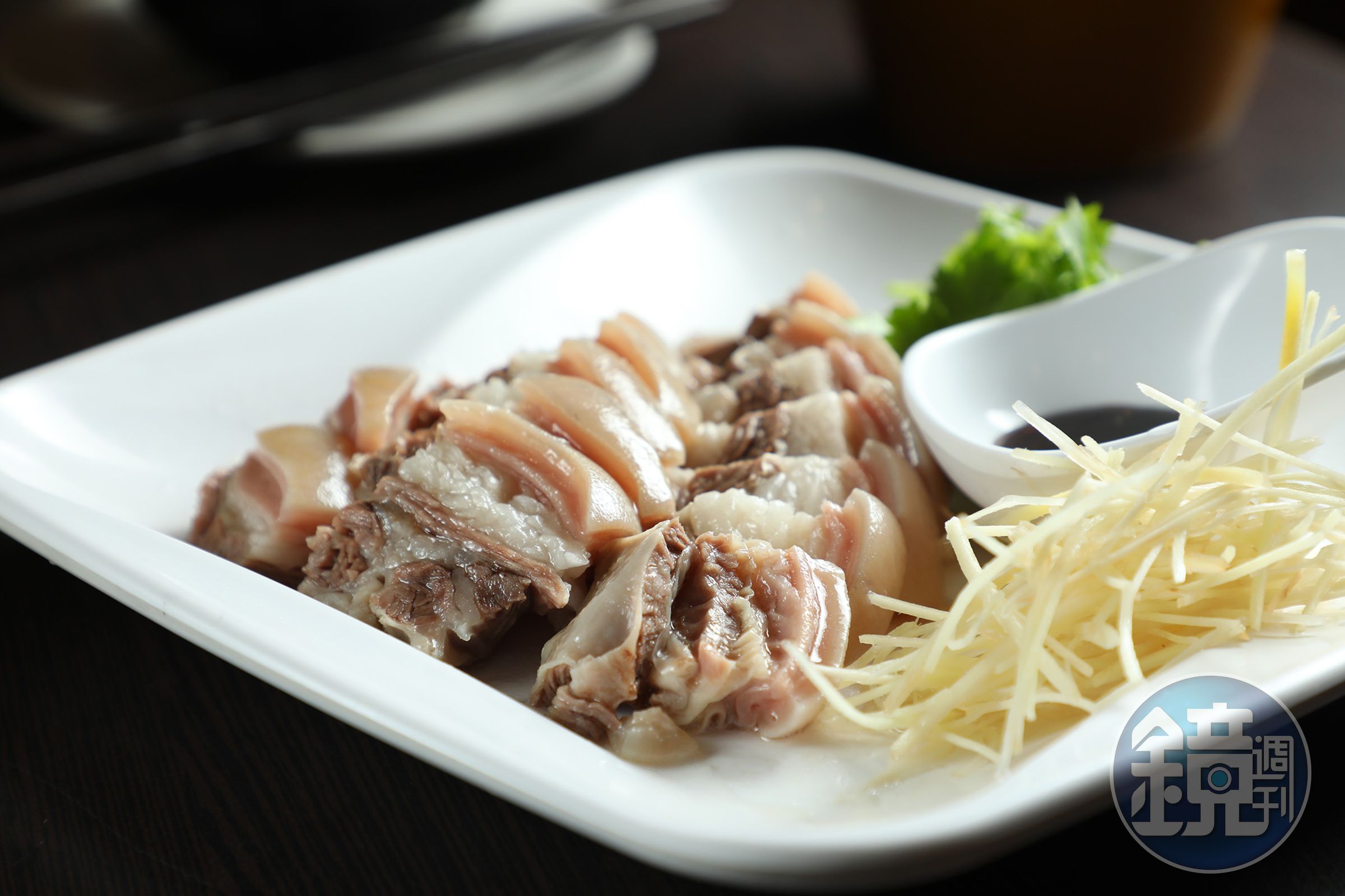 「阿忠羊肉店」的「白切三層肉」會以鹽水煮過，讓羊肉保持Q彈多汁口感。（380元／小份）