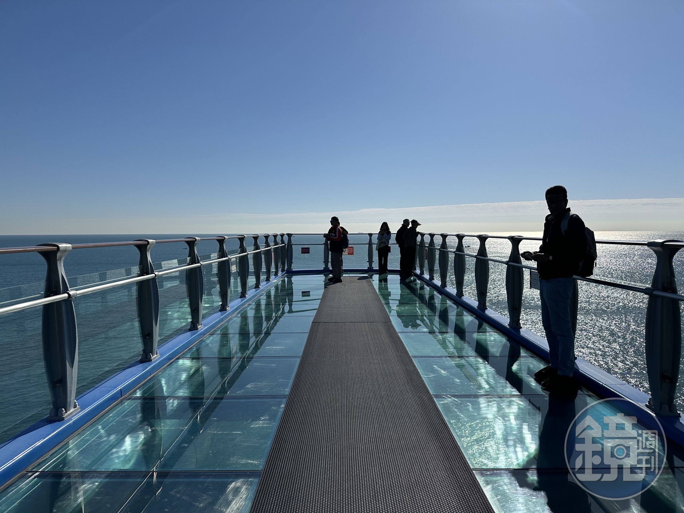 「五六島Skywalk」是免費景點,可在玻璃步道上感受海洋的遼闊與海浪滔滔。