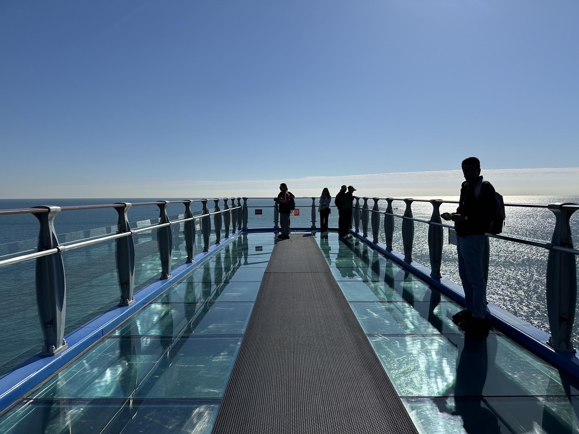 「五六島Skywalk」是免費景點，可在玻璃步道上感受海洋的遼闊與海浪滔滔。