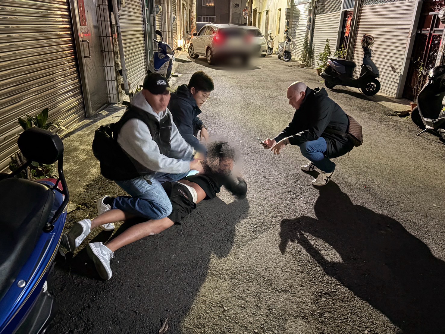 警方南下台中，逮捕假扮幣商行搶被害人的19歲黃姓男子。（翻攝畫面）