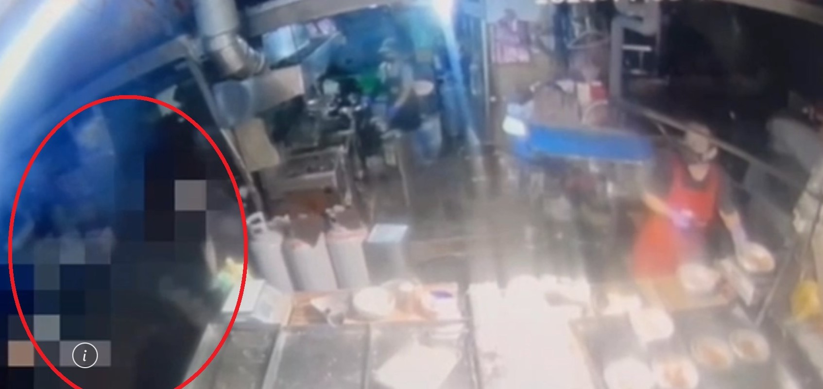 士林區社子市場昨晚發生鬥毆案,雙方拉扯爭執一度波及附近攤商。(翻攝畫面)