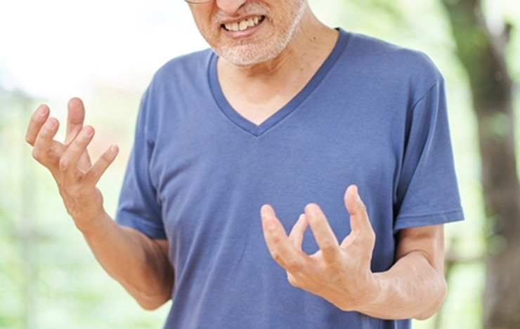 高雄一名阿嬤出軌隔壁鄰居老王多年，老公抓包兩人鹹濕對話訊息，火冒三丈提告求償。（示意圖，photoAC）