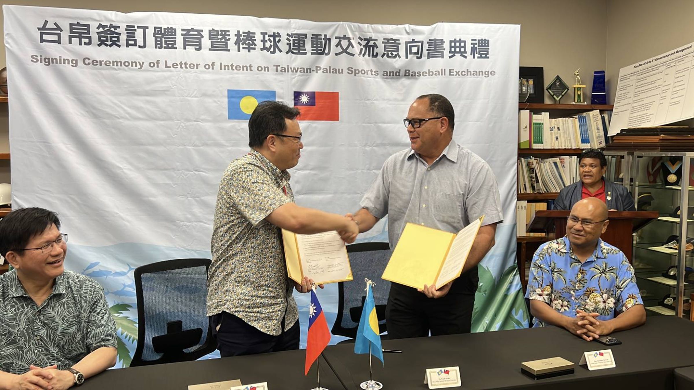 體育署署長鄭世忠今天代表我國與帛琉國家奧林匹克委員會Frank KYOTA主席簽署兩國棒球運動交流合作意向書,為台灣的運動外交寫下新頁。(體育署提供)