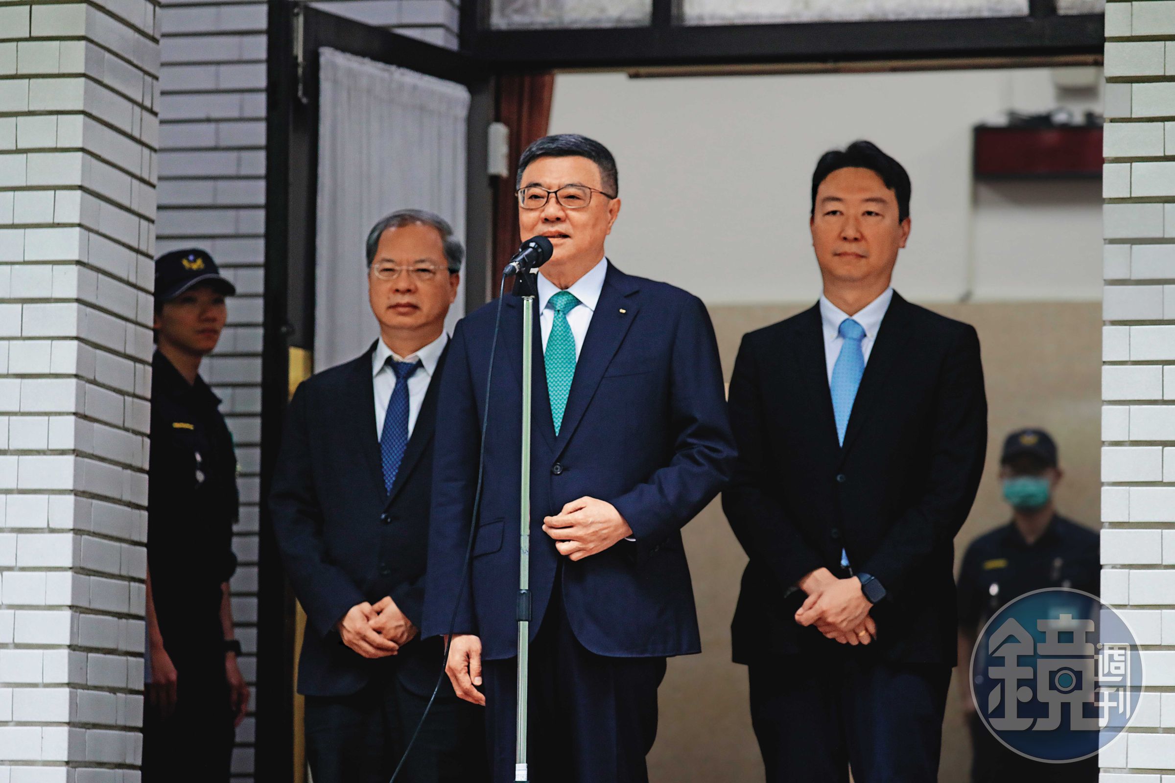 行政院長卓榮泰(中)重視與立院黨團溝通,日前主動邀約綠委到政院開會。