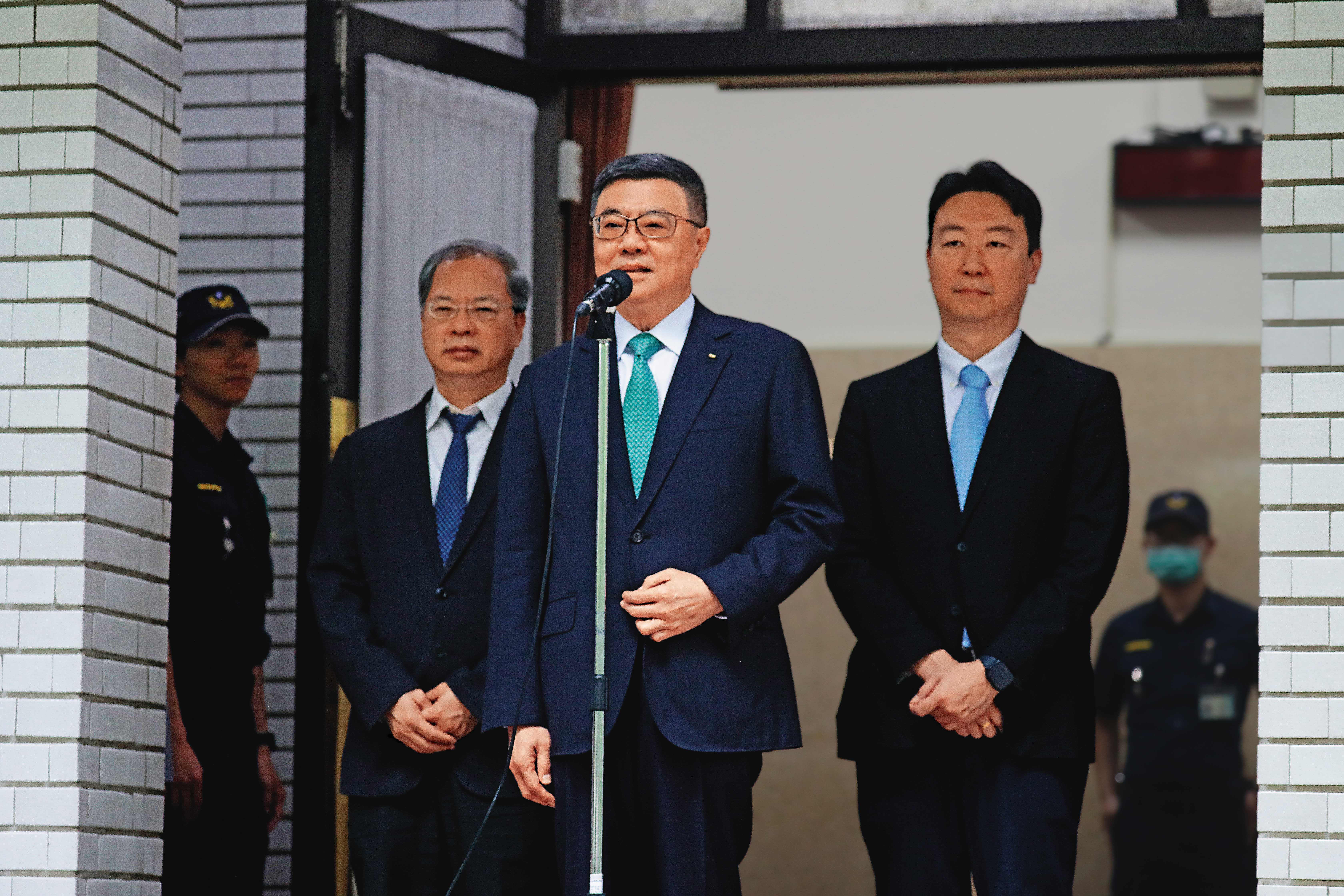 行政院長卓榮泰（中）重視與立院黨團溝通，日前主動邀約綠委到政院開會。