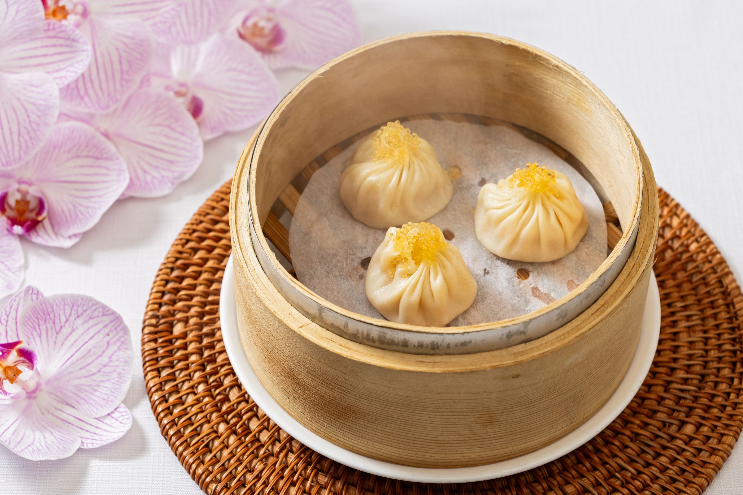 天母國賓中餐廳的「龍蝦魚卵湯包」皮薄汁豐、內餡鮮香,頂部點綴飛魚卵,海味層次鮮明。