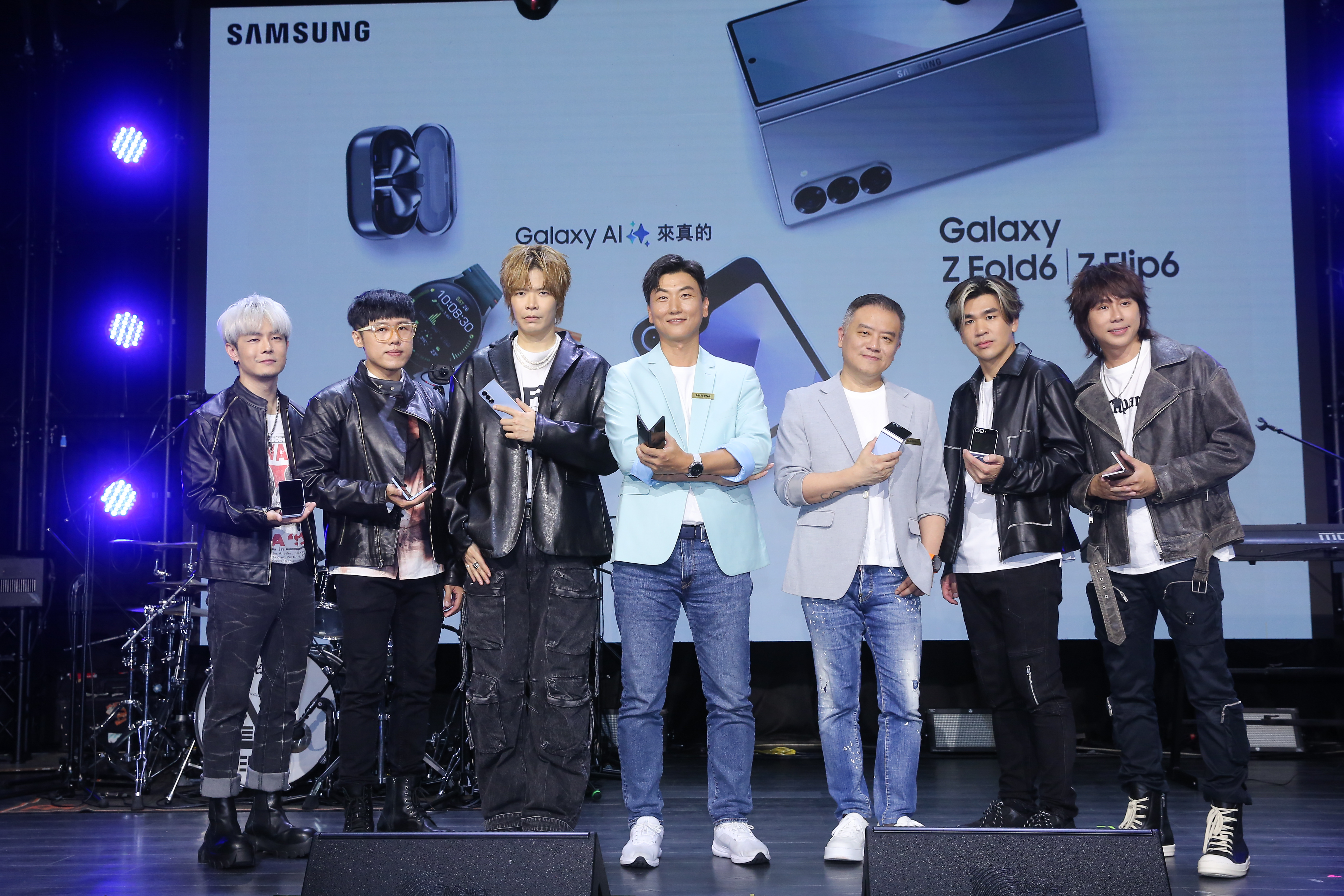 韓國三星11日在台灣舉辦記者會，還找來八三夭樂團演唱替新機上市打氣。