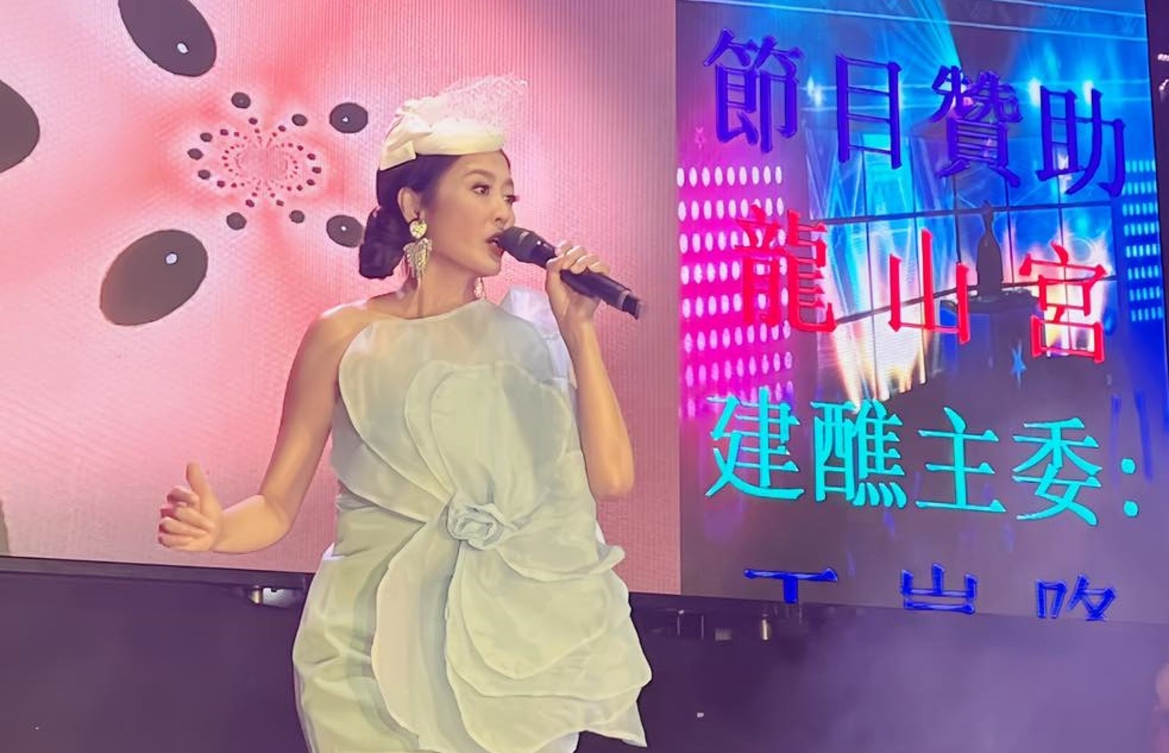 唐玲盛裝參加廟會活動。(翻攝自唐玲臉書)