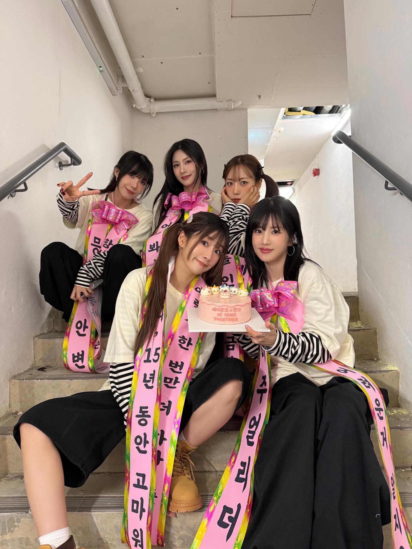 普美(前排左)是Apink第一位結婚成員,韓媒曝Apink成員將在婚禮上唱祝歌。(翻攝普美IG)